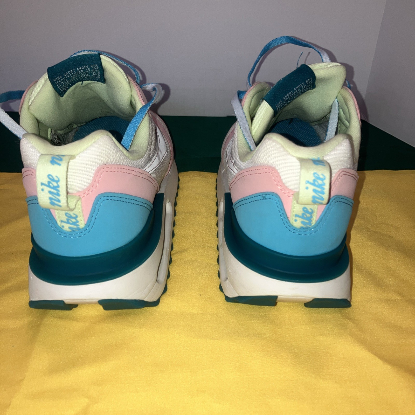 Woman’s Airmax Nike Size 9 Fight Club