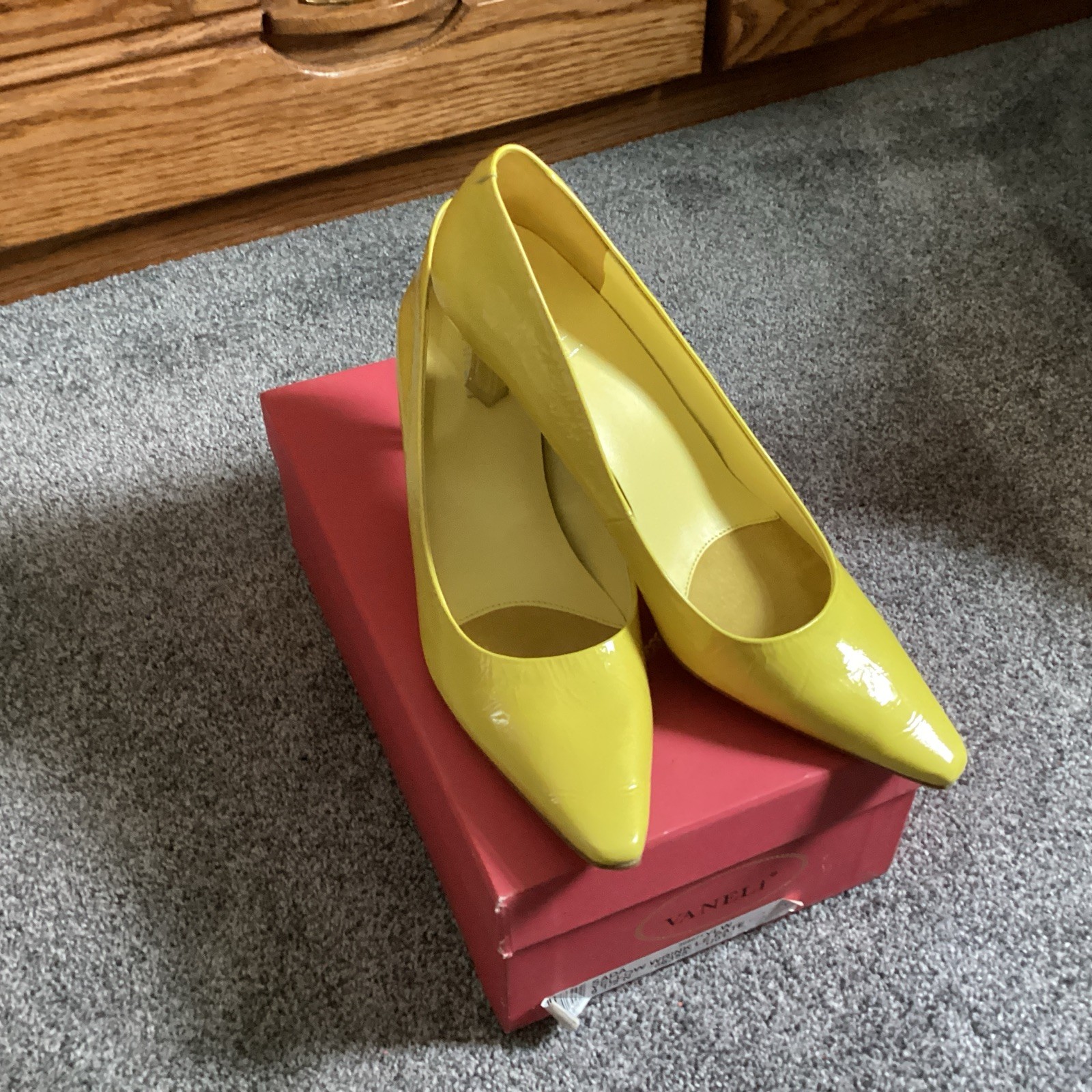 Van Eli Yellow Wrinkle Patent Leather Pumps 9.5 Narrow Kitten Clear Covered Heel