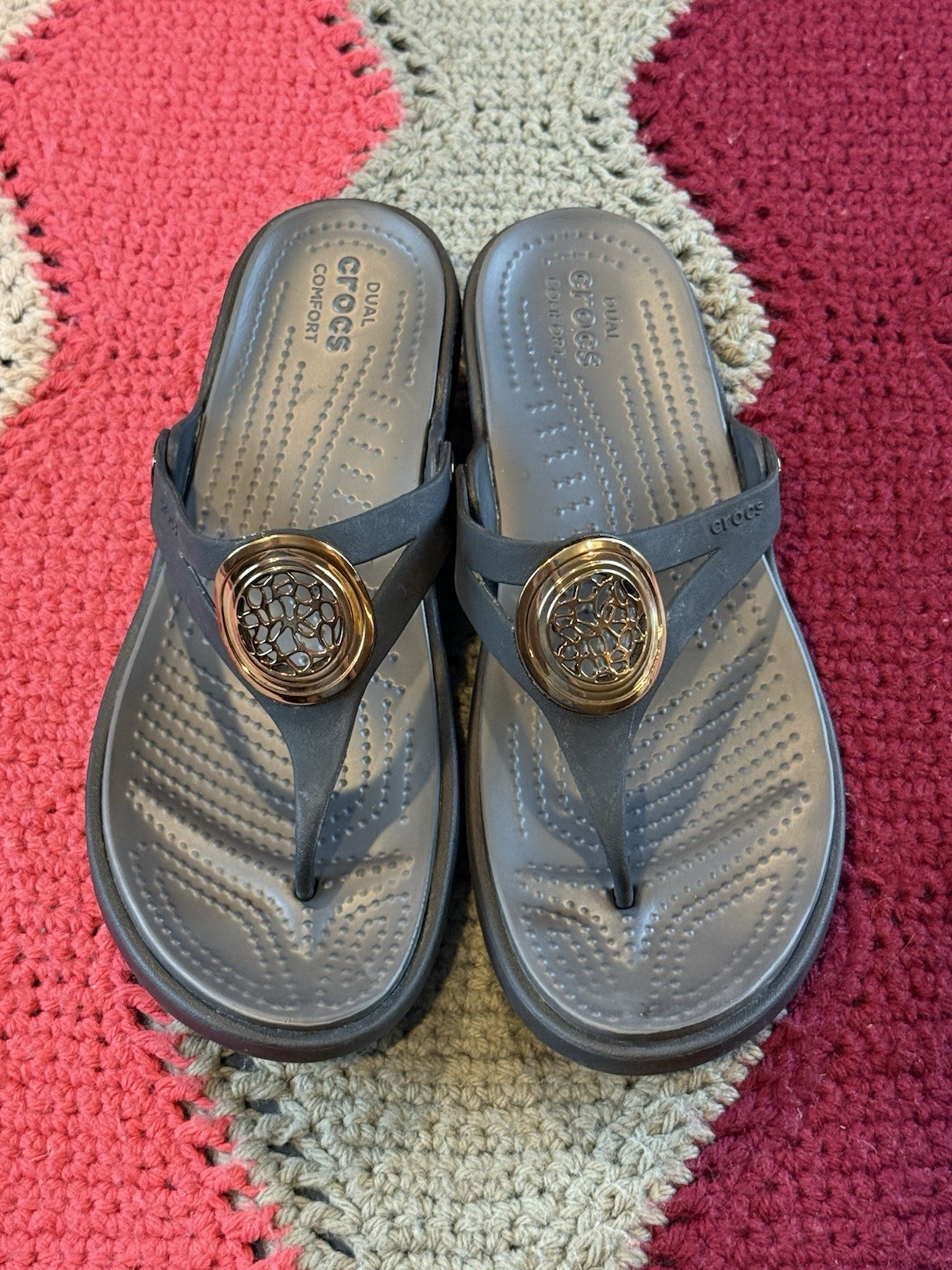 Crocs Sanrah Flip Flop Wedge Sandal Womens Black Size 9 Gold Circle Medallion