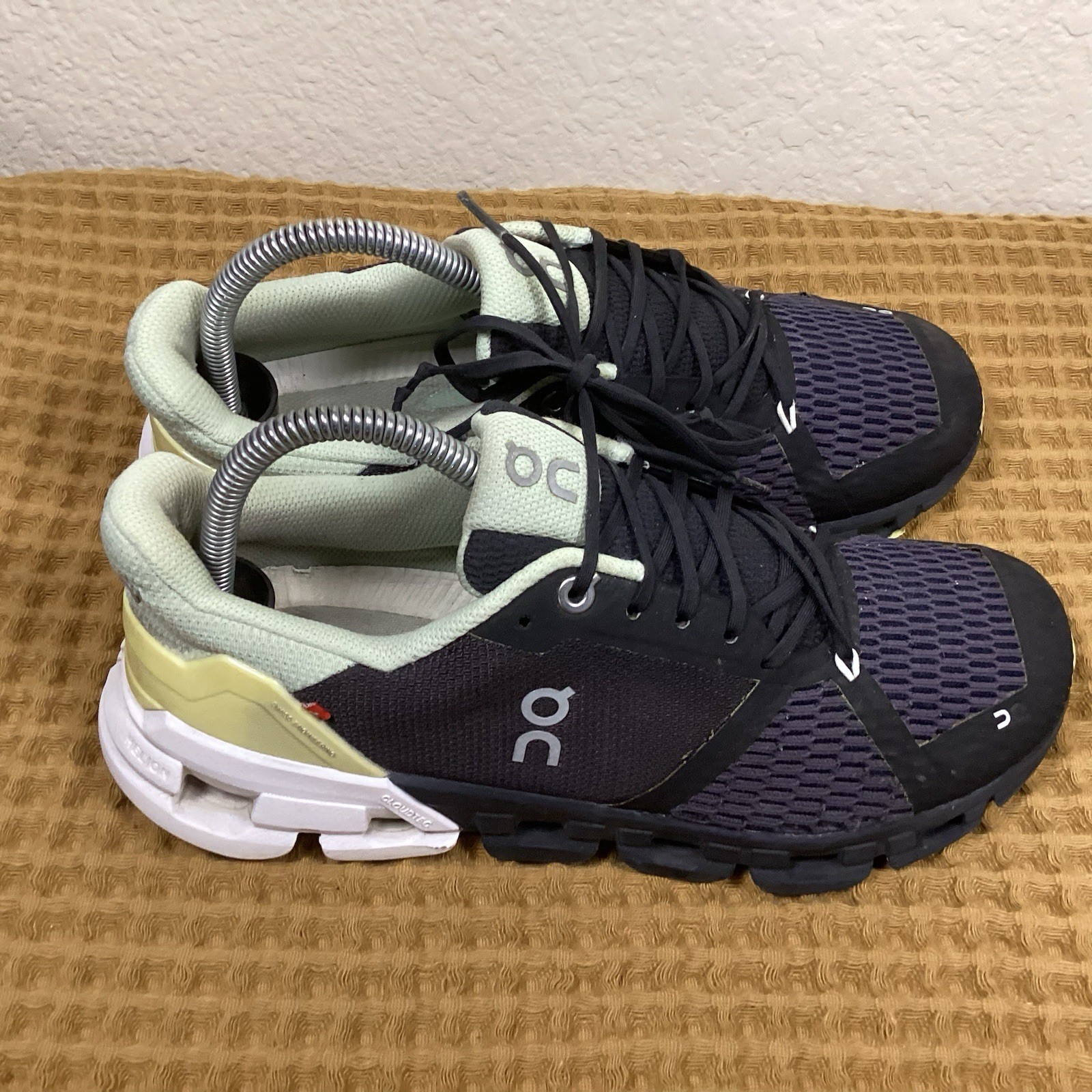 On Cloud Cloudflyer 4 Womens Sz 8 Black White Gray Athletic Running Shoes Mint