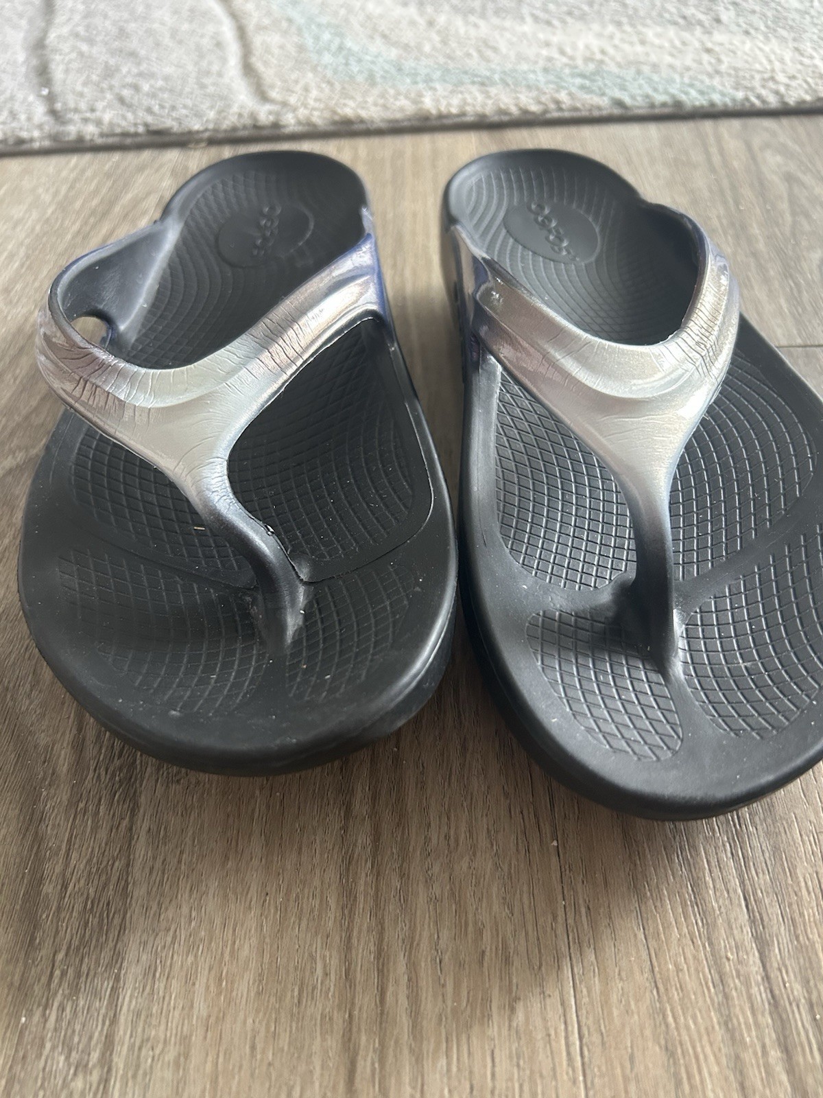 OOFOS Women’s Comfort Cushioned Thong Sandals Black/Silver US 7 EU 38