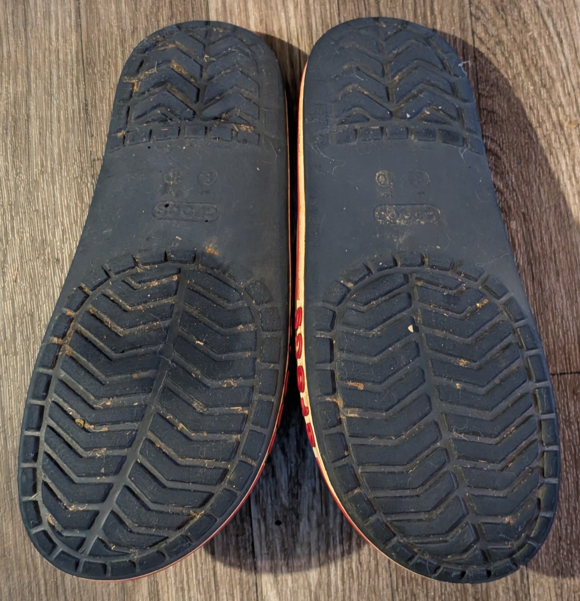 CROCS Bayaband Slide Unisex Sandals Men’s 8 / Women’s 10 Navy Blue Red Stripe