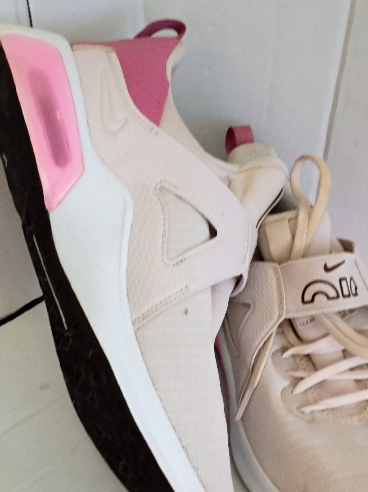 Nike Air Max Bella TR 5 Low Top Lace-Up Sneaker Beige/Pink Woven DD9285-601