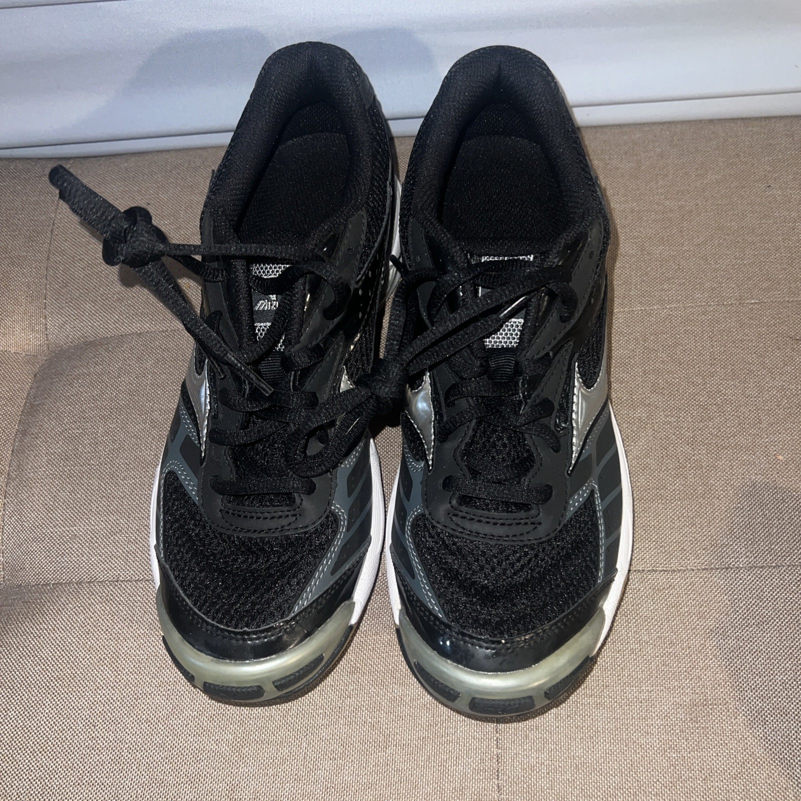 Mizuno Wave Bolt 4 Black Silver Gum Soles Volleyball Shoes Women’s Size 8