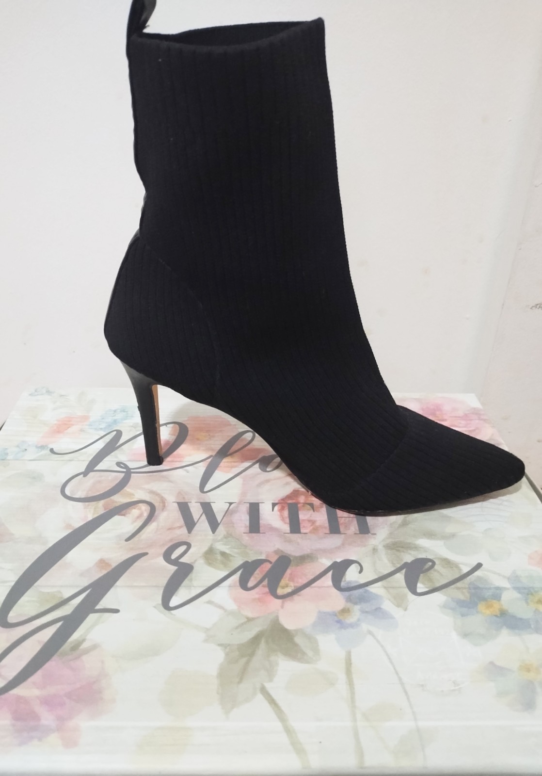 Celebrity Style Catherine Malandrino Stilleto Pointy Toe Sock Ankle Booties Sz 9