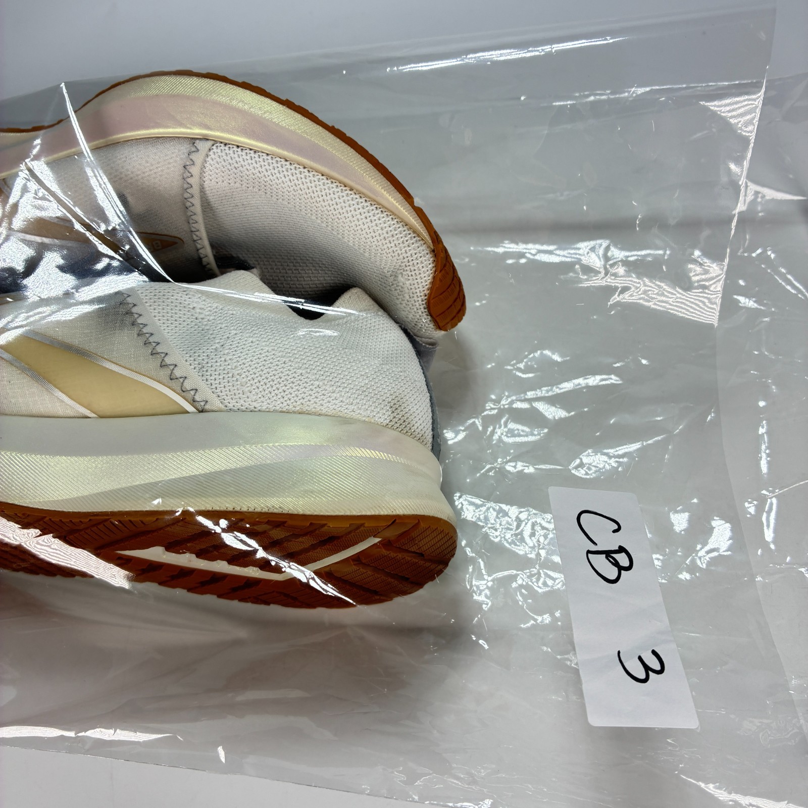 Brooks Levitate 4 LE White Silver Road Running Shoes 1203471B132 Womens Size 9.5