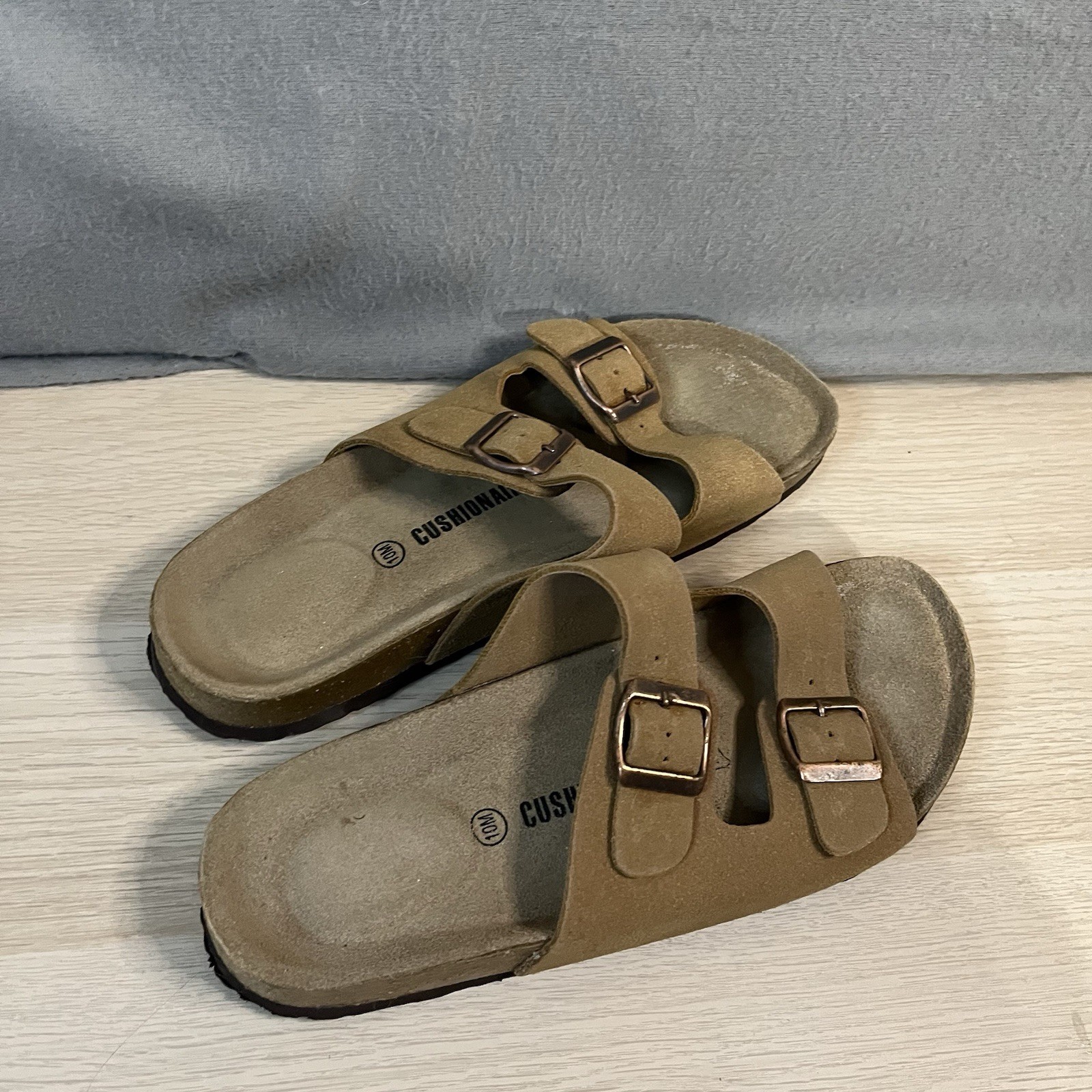 Cushionaire Women’s Slide Sandals Double Strap Comfort leather Beige Size 10M
