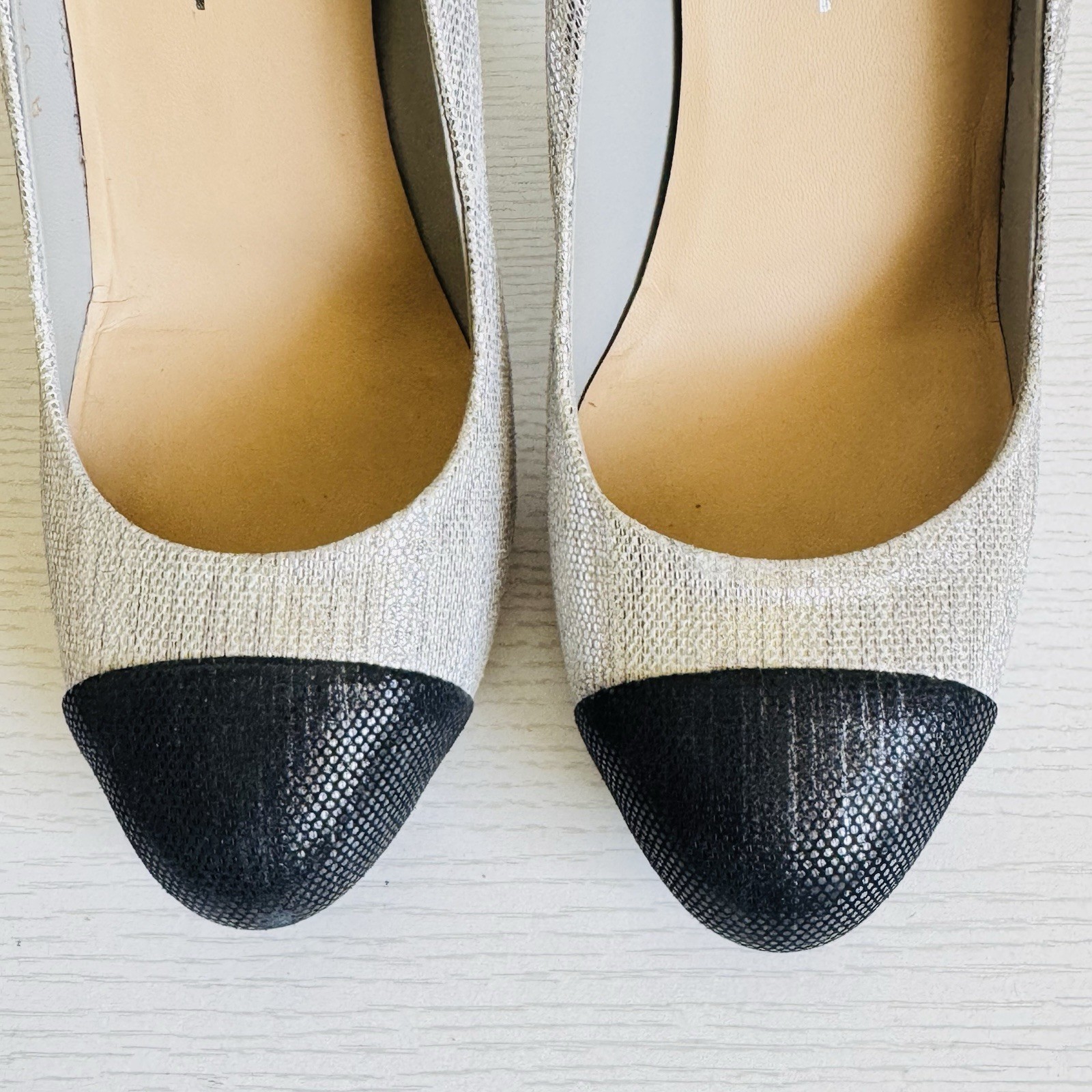 CHANEL Pumps Metallic Silver Cap toe Textured EU 39.5 Crystal Logo Stiletto Heel