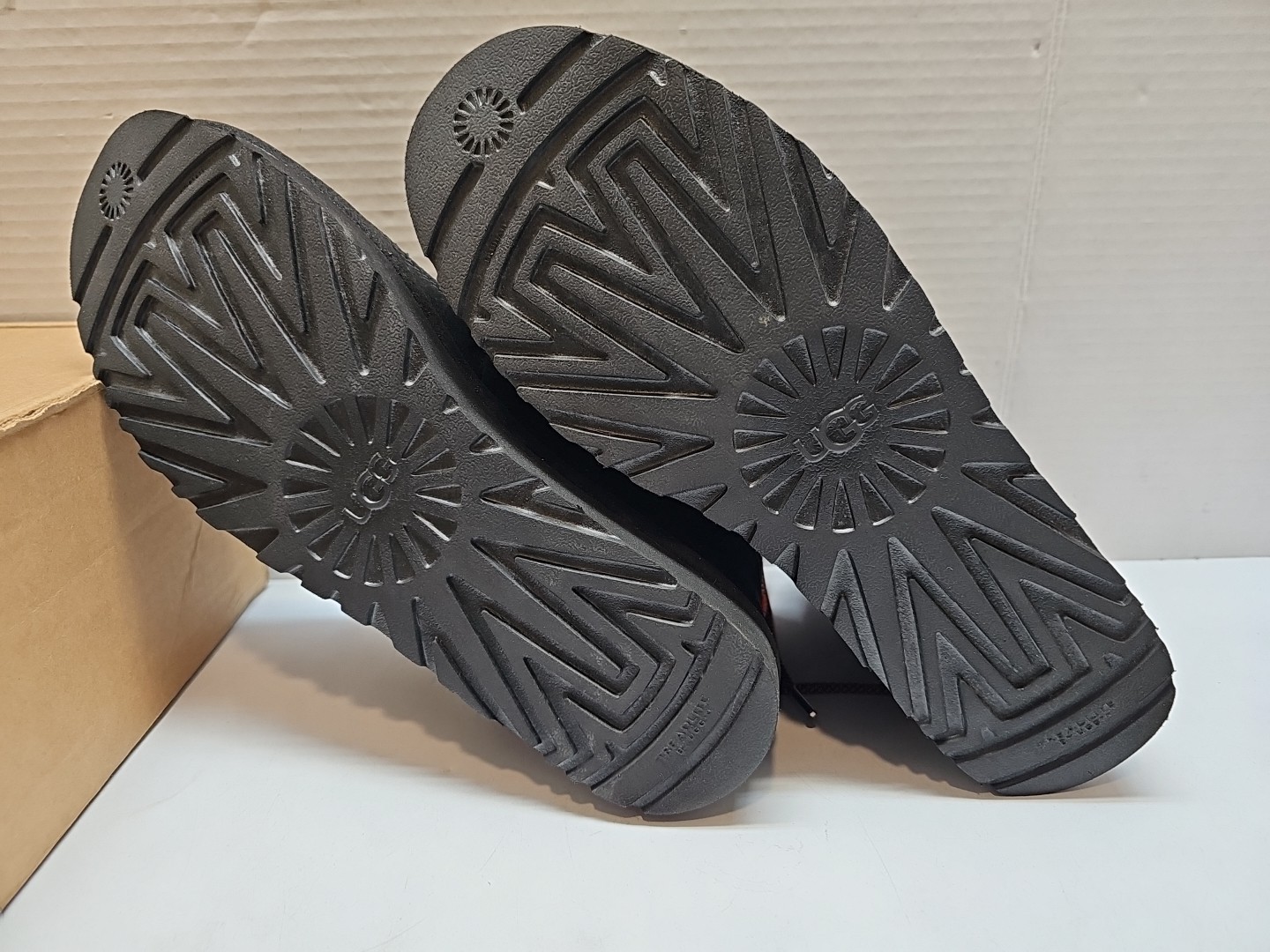 UGG Highland Hi Heritage Size 11 Sneaker Boot Black Suede Textile Mesh