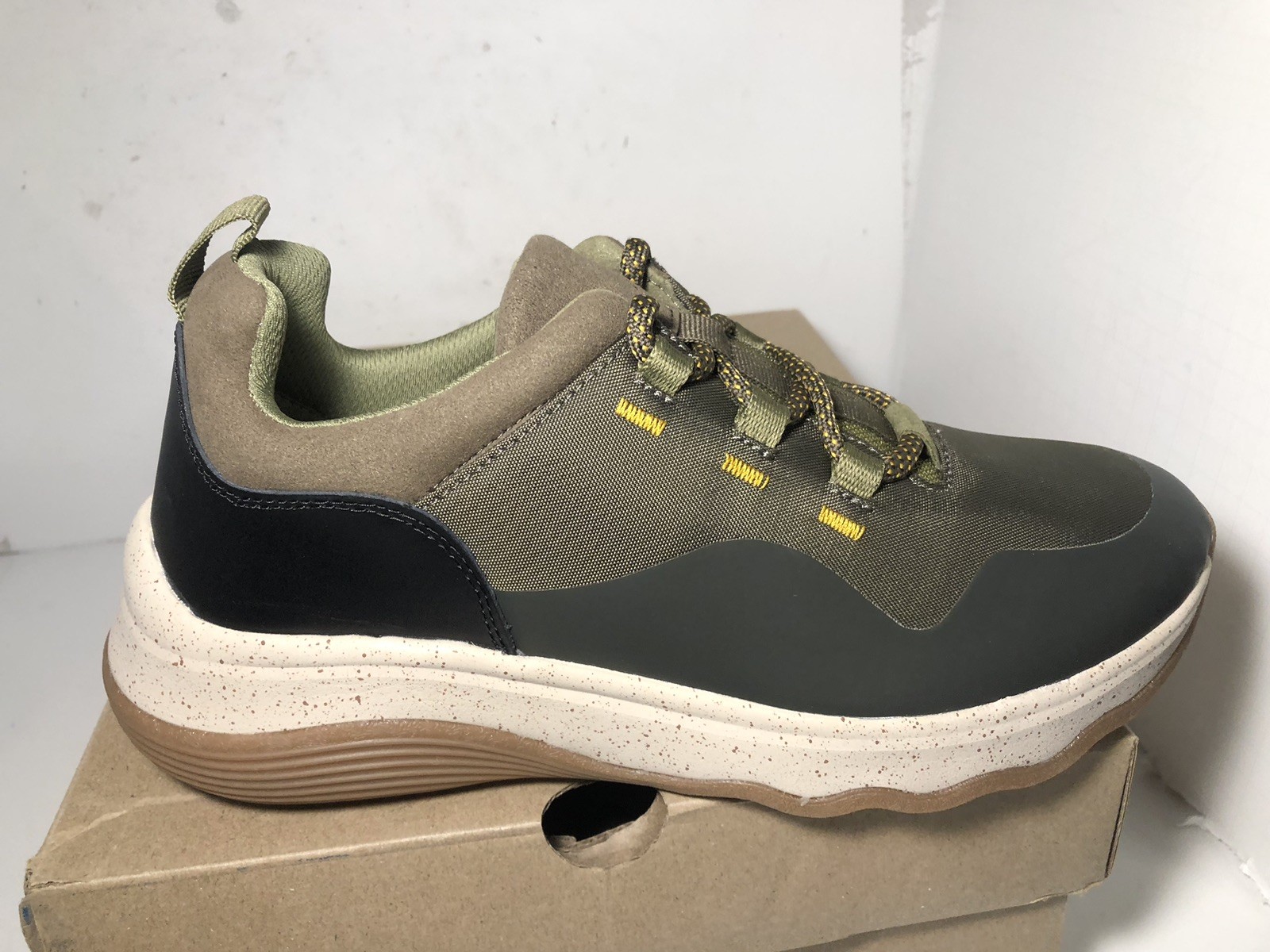 Clarks ladies Jaunt Lace Dark Olive 9 New in box