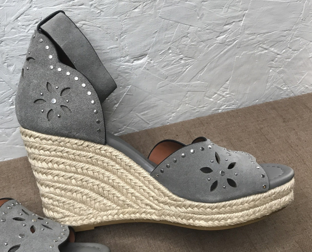 Coach Kelsi Wedge Women’s Espadrille Sandals Size 7B Gray Suede Studded 3.75″