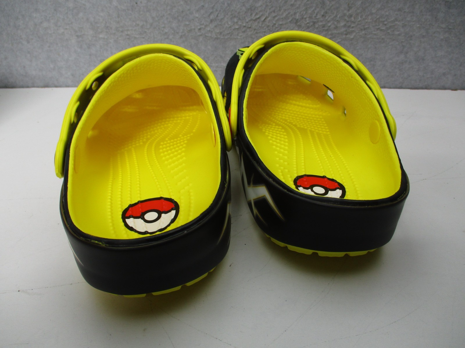 Crocs Pokémon Pikachu Classic Clog Shoes Lemon Black Mens Sz 7 Womens Sz 9