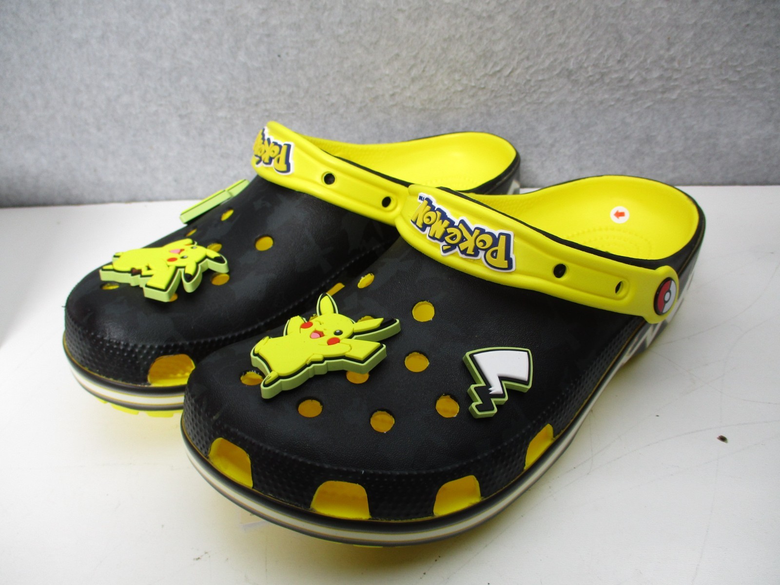 Crocs Pokémon Pikachu Classic Clog Shoes Lemon Black Mens Sz 7 Womens Sz 9