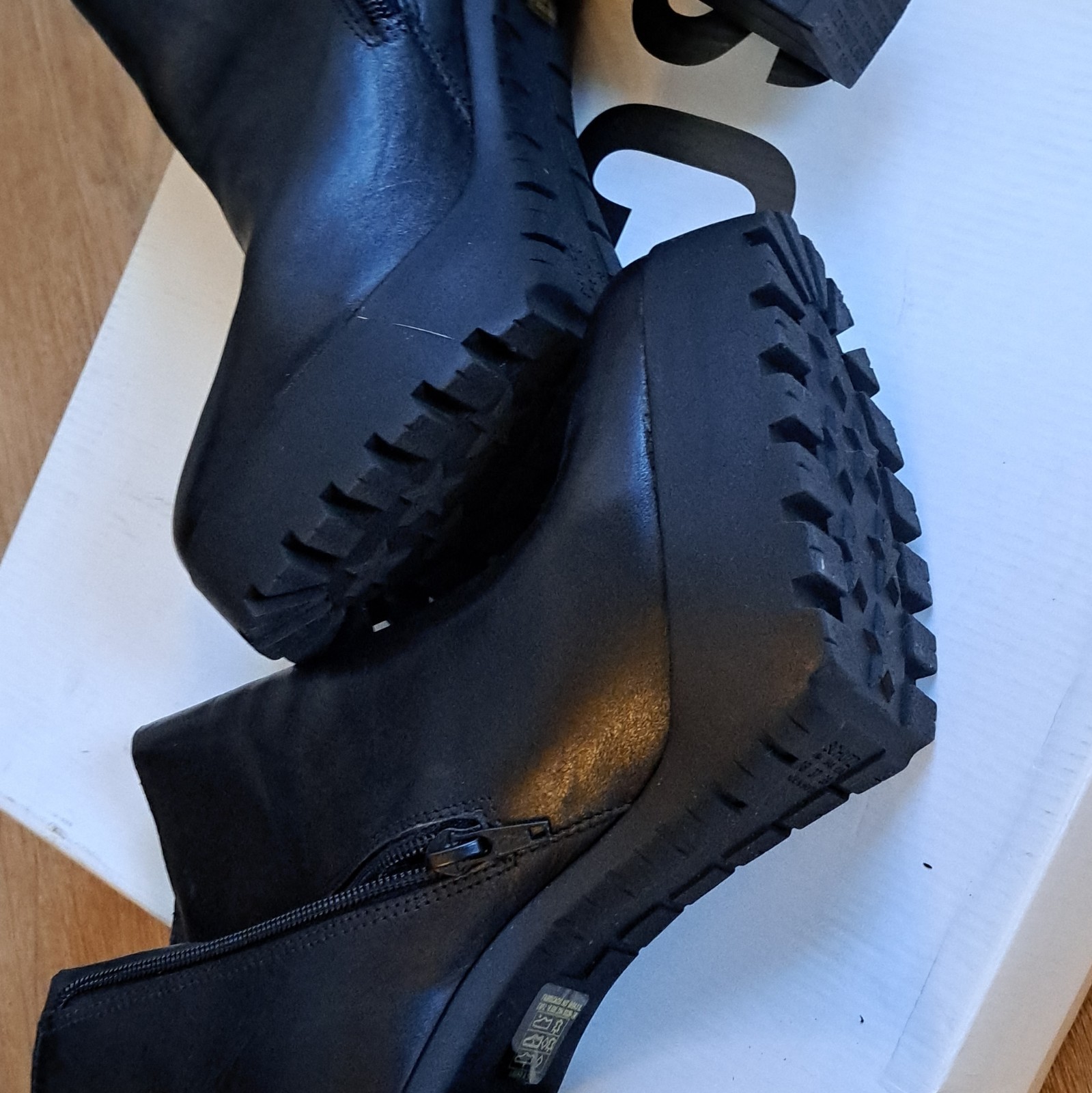 Schutz Neva Black Leather Platform Lug Sole Zip Ankle Bootie US 8B EU38