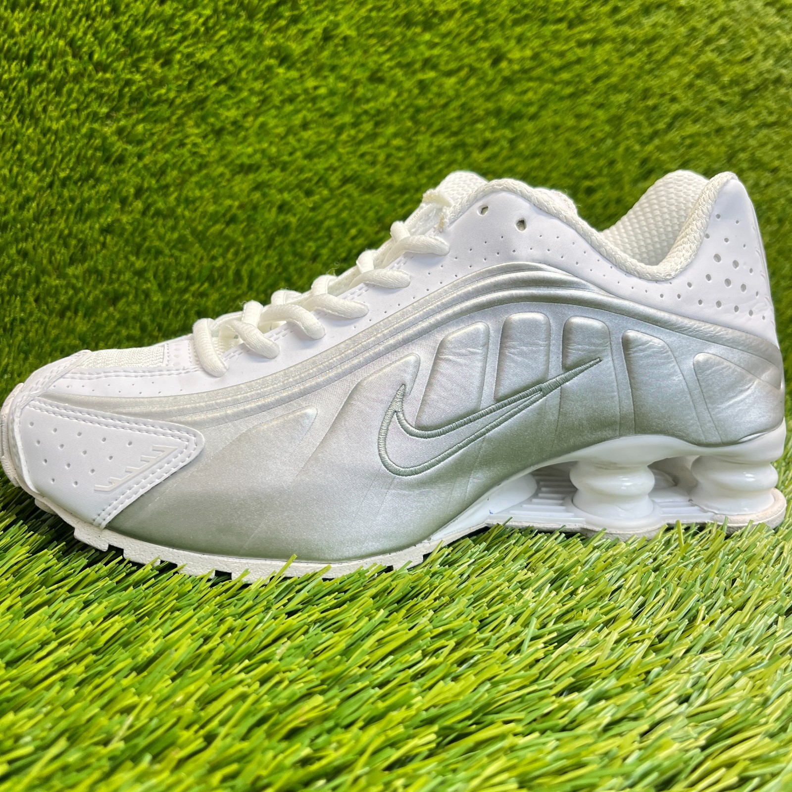 Nike Shox R4 Womens Size 6.5 White Metallic Silver Running Walking Shoes Sneaker