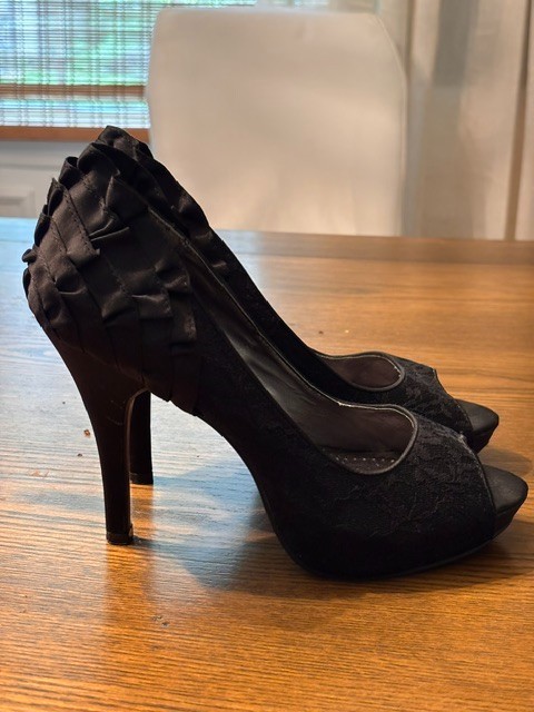 Lulu Townsend Black Lace Open Toe Stiletto Heels Women’s Size 8.5 without box