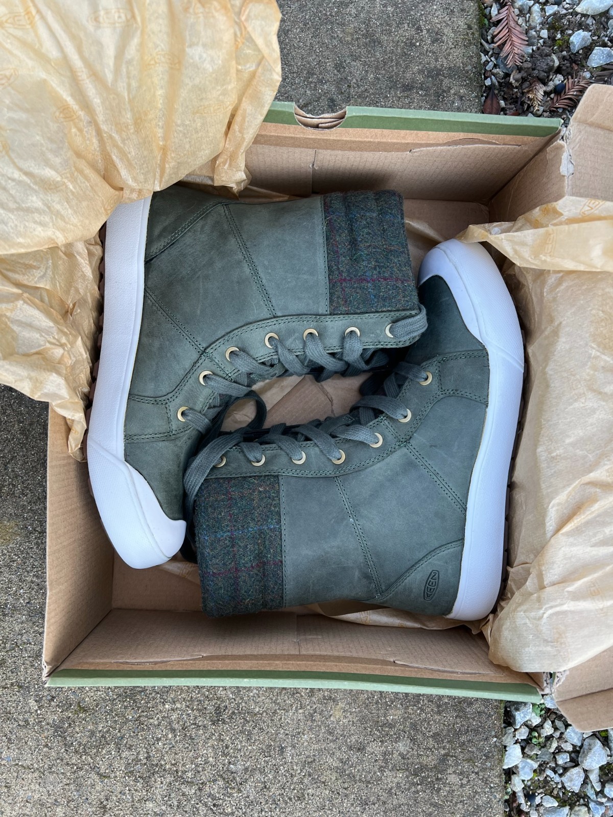 KEEN Women’s Elena Boot Water Resistant Green/Plaid Size 7 US New