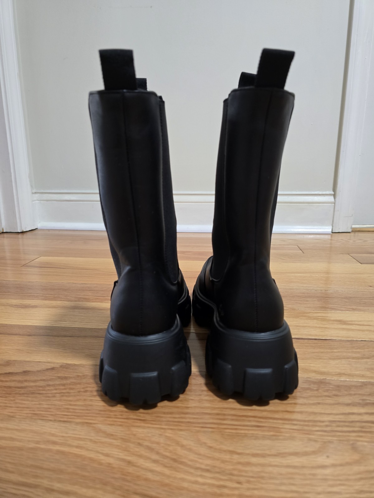 Journee Collection Women’s Vista Lug Sole Chunky Black Chelsea Boots Size 7.5