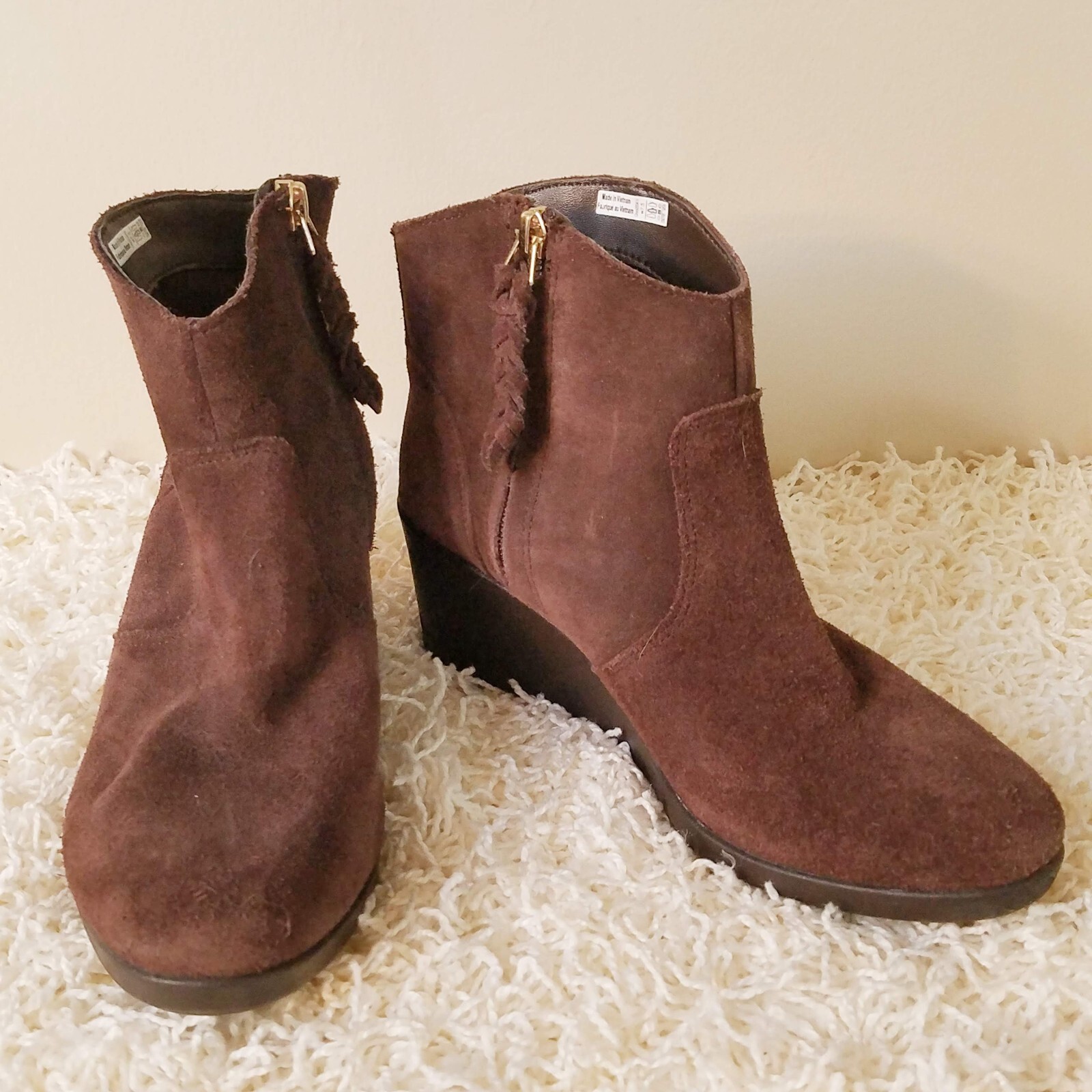 Crocs Womens Ankle Bootie Size 7.5 Brown Suede Side Zip Dual Comfort 2.5″ Wedge