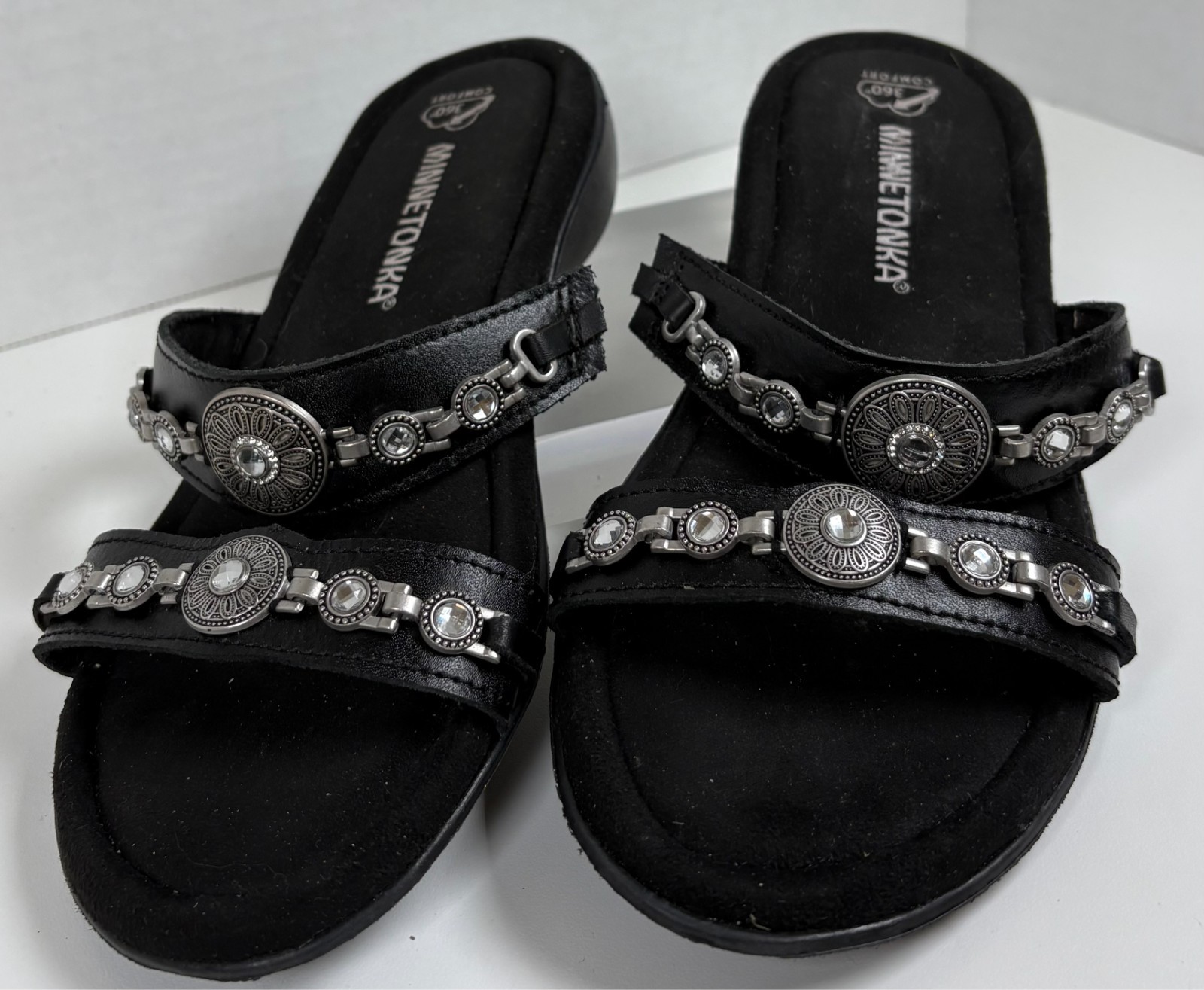 Minnetonka Black Leather Sandals, Silver Tone Conchas Southwestern, size 7.5