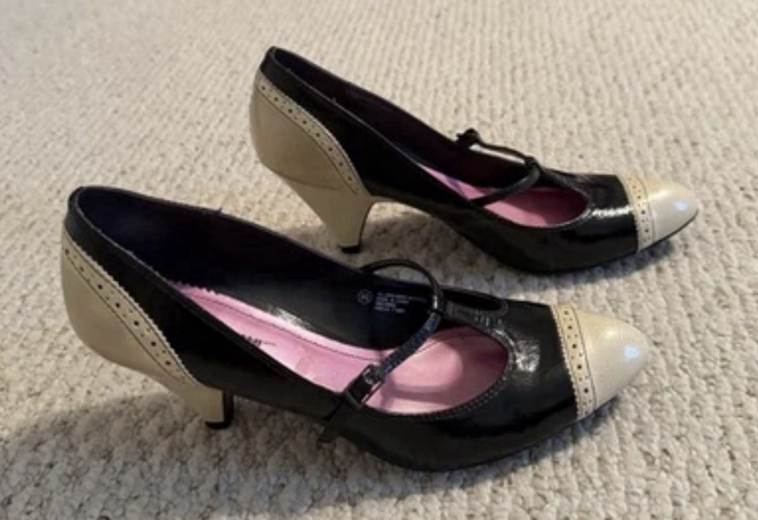 Isaac Mizrahi Amelia Retro T-Strap Pump Heels Black Cream Sz 9.5