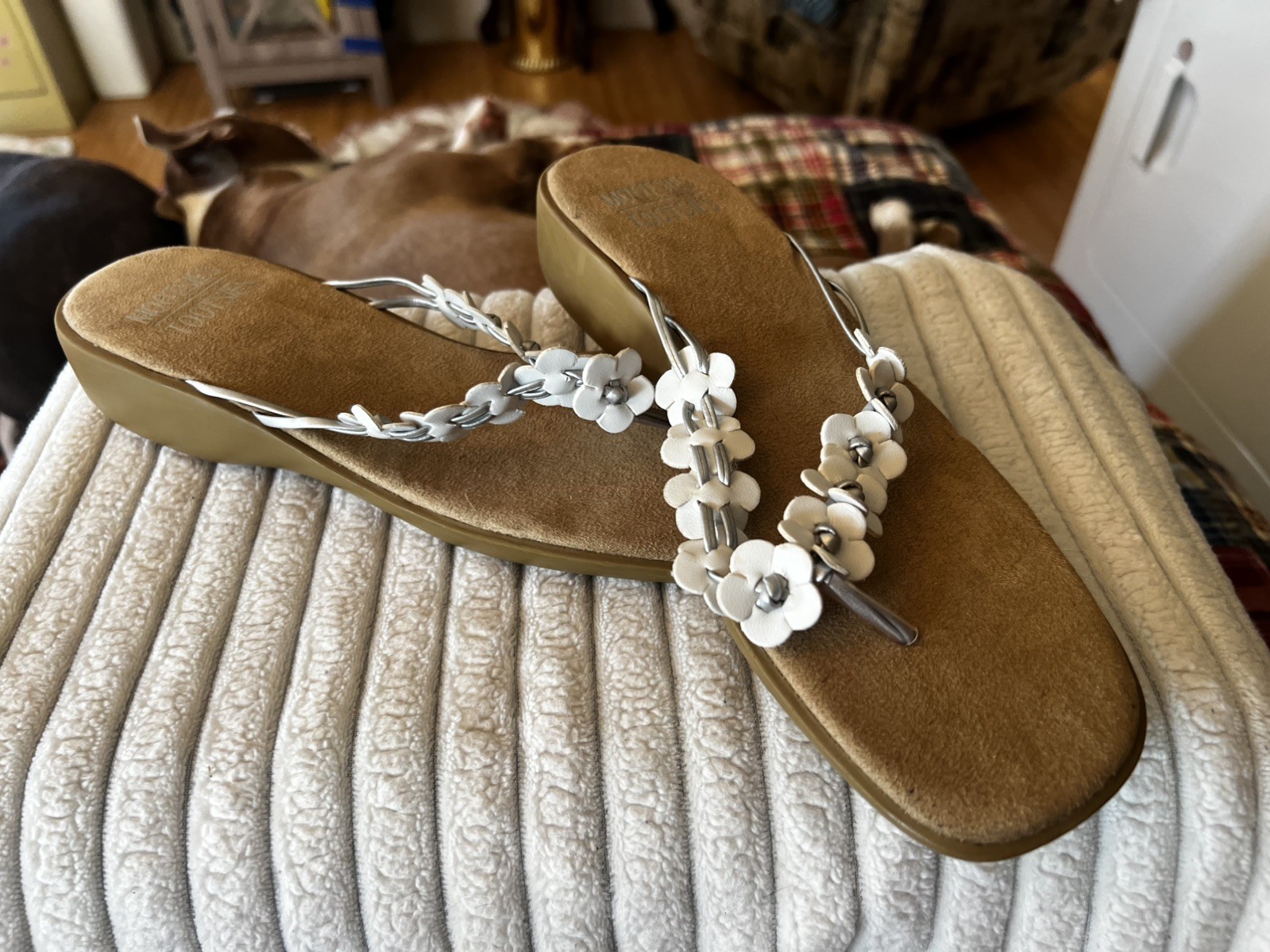 Women’s Mootsies Tootsies Sandals Size 7.5 White & Silver Daisies Slide on Shoes