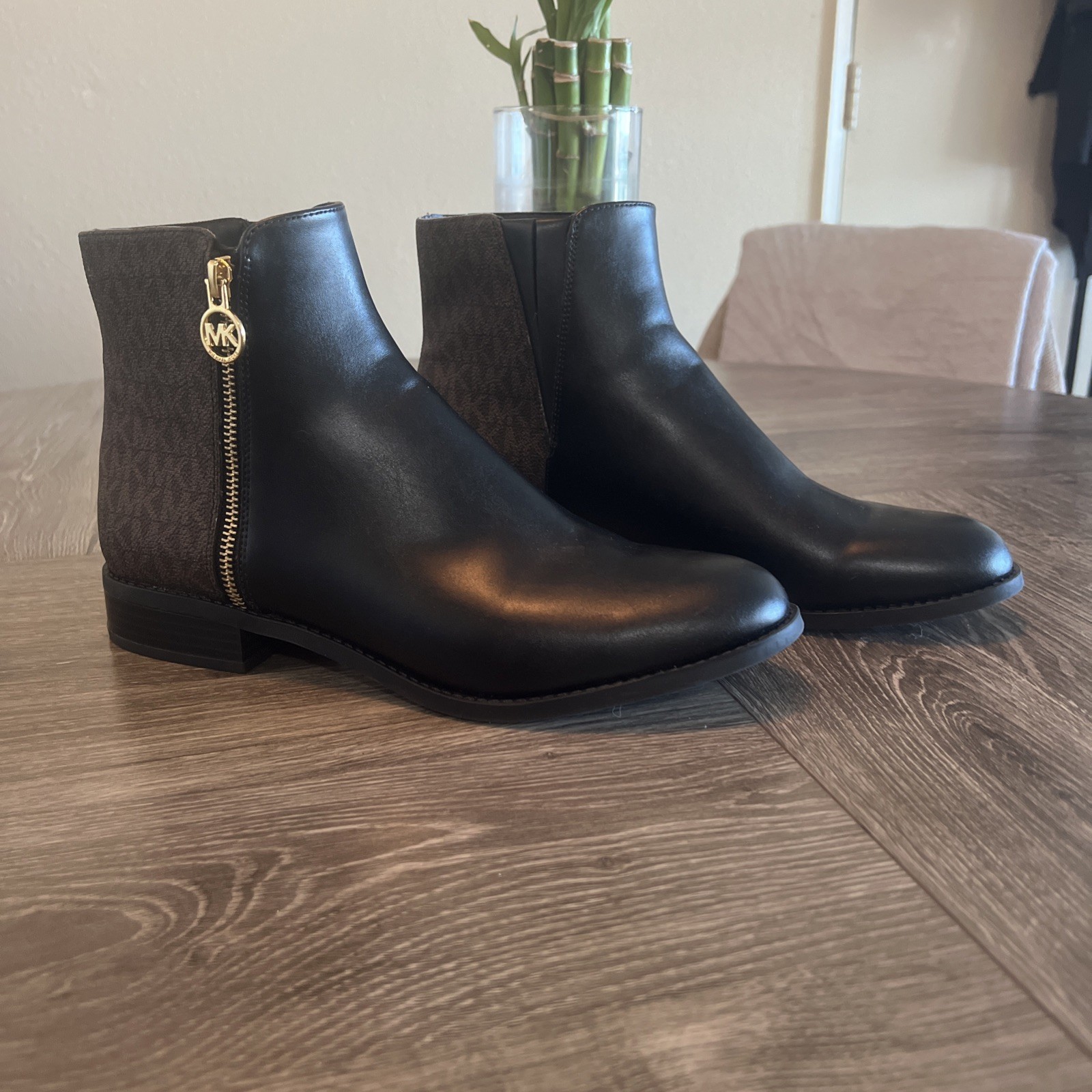 Michael Kors Brown Leather Ankle Bootie MK Logo Zipper Comfort Womens SZ 10