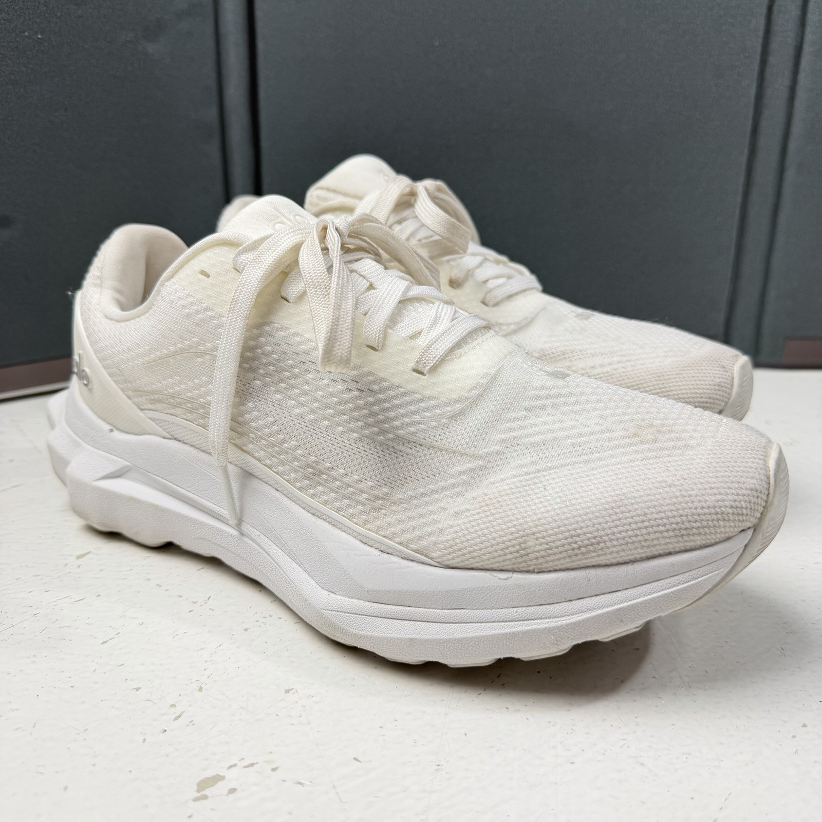 ALO Yoga Runner Men 7 | Women 8.5 White Athletic Low Top Sneakers Shoes A0590U