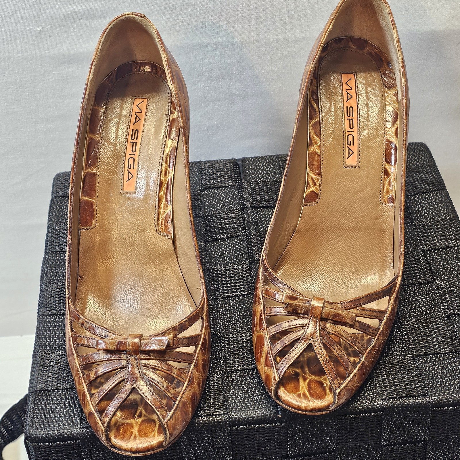 Via Spiga Embossed Leather Peep Toe Strap Criss-Cross Vamp Mob Stiletto 7M Italy