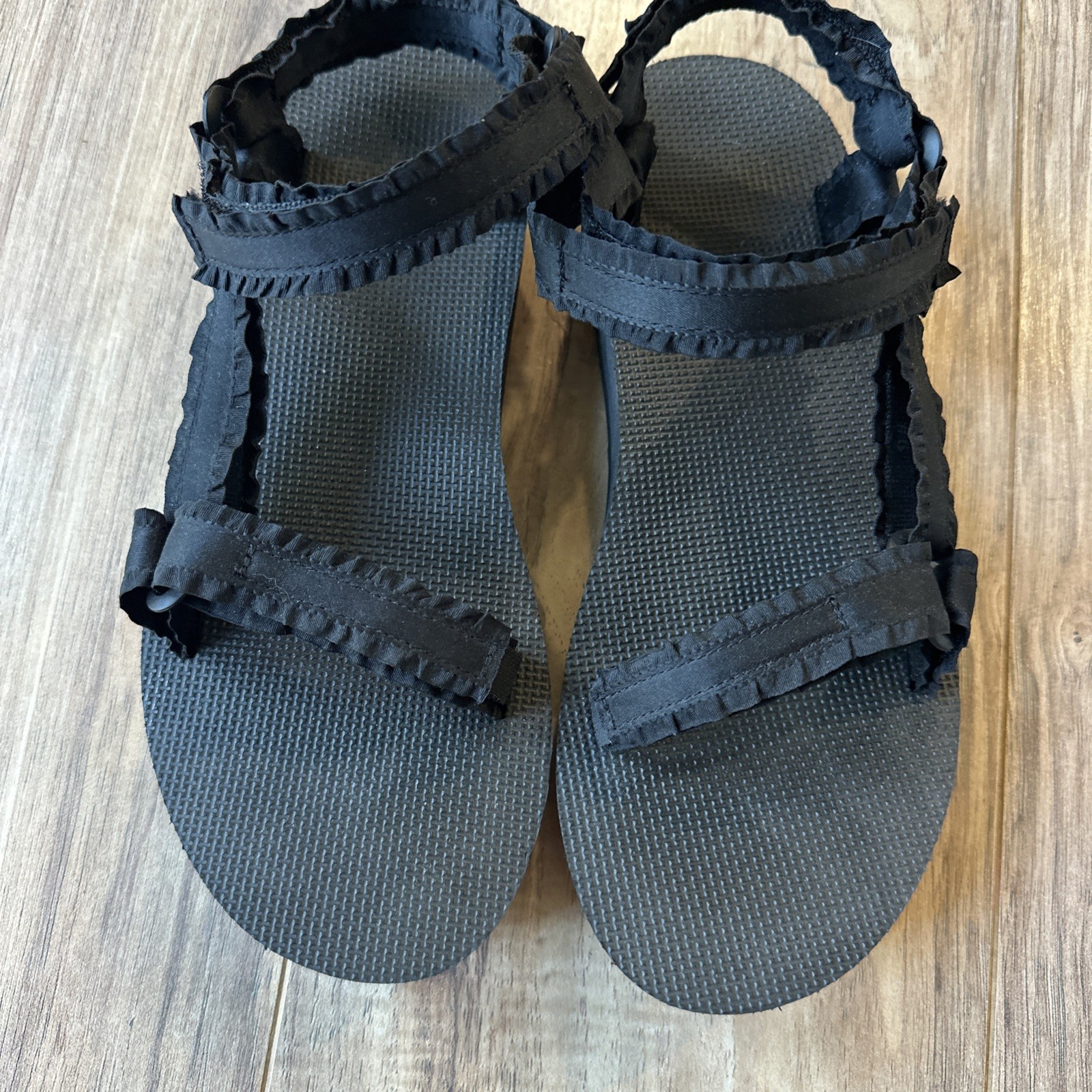 Teva Midform Universal Adorn Ruffle black sandals Women’s Size 9 EUC rare HTF