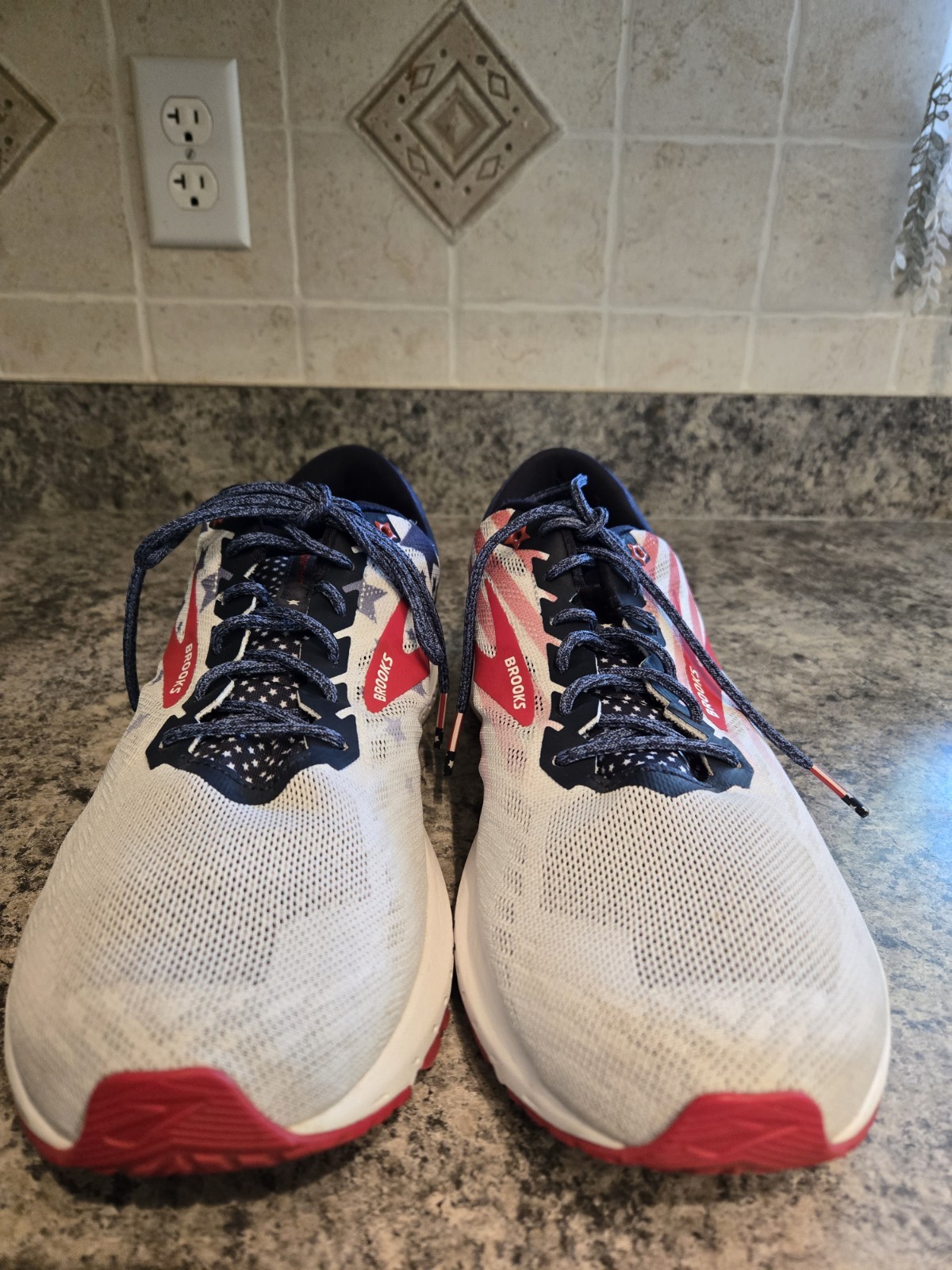 Brooks RED WHITE & BLUE Stars/Stripes Launch 6 Mens US sz 13. NEAR MINT!!!!