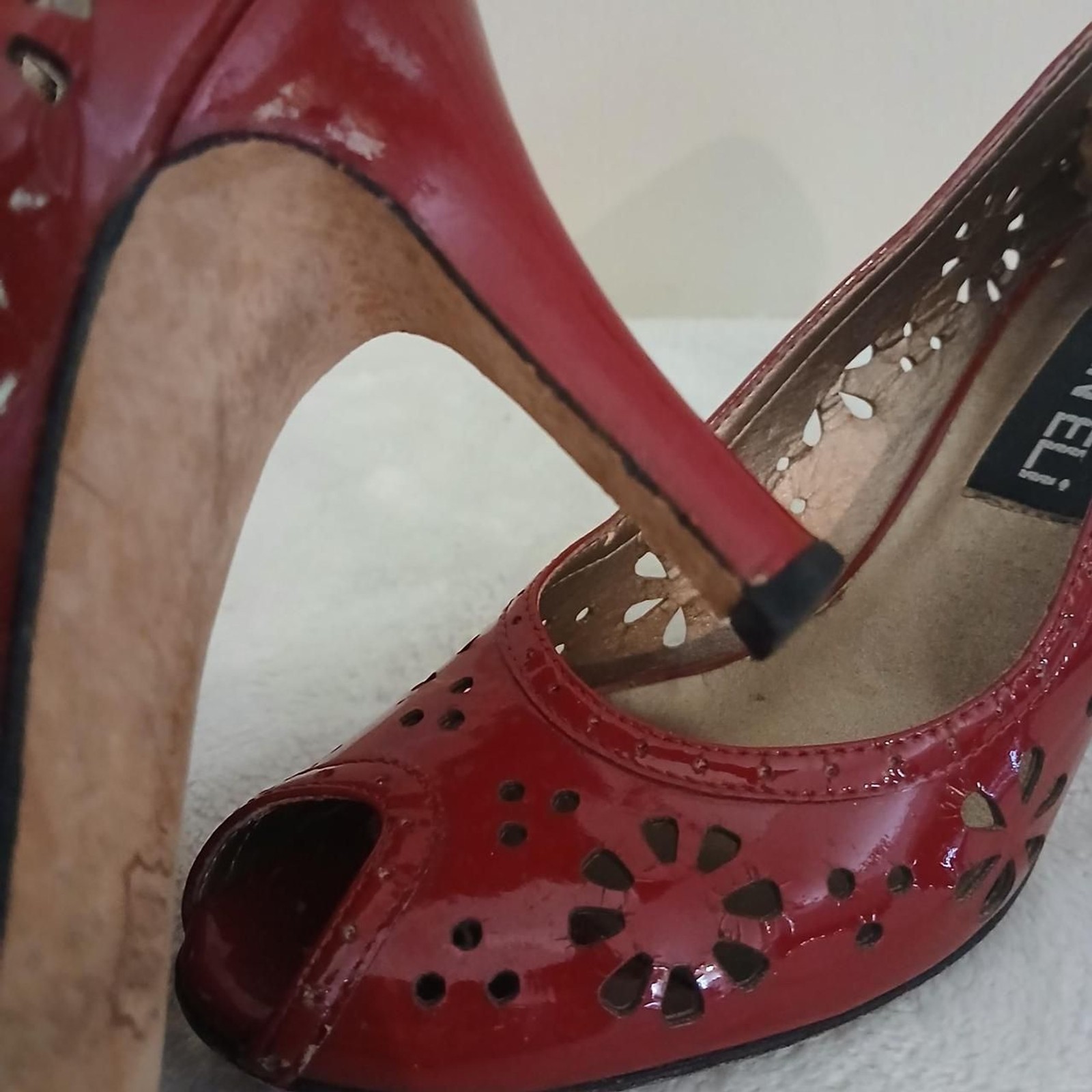 Y2K Vintage VANELi Red Patent Floral Laser Cut Peep Toe Heels 7 Rockabilly PinUp