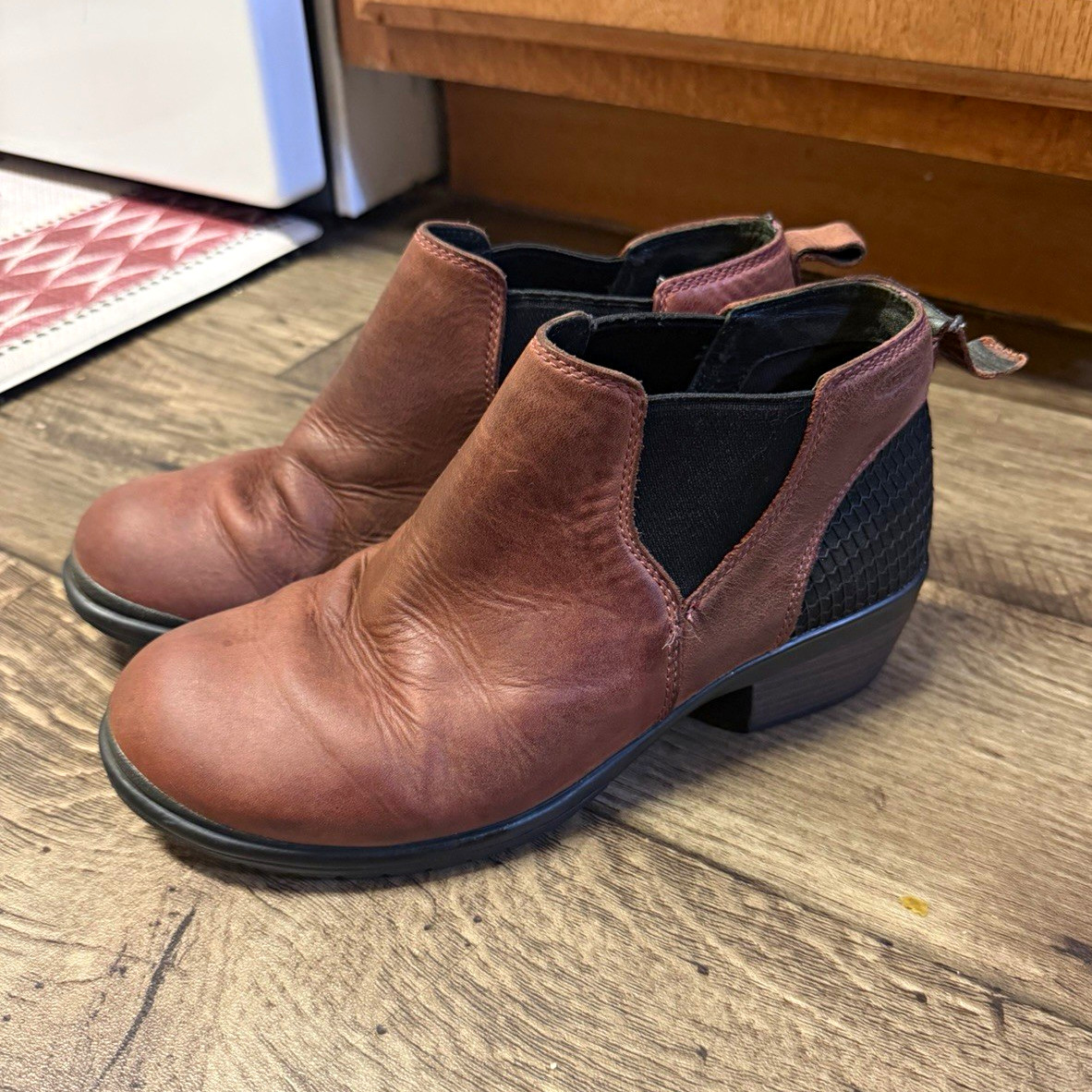 KEEN Morrison Burgundy Women’s Leather Chelsea Ankle Pull On Boots US 7.5 W