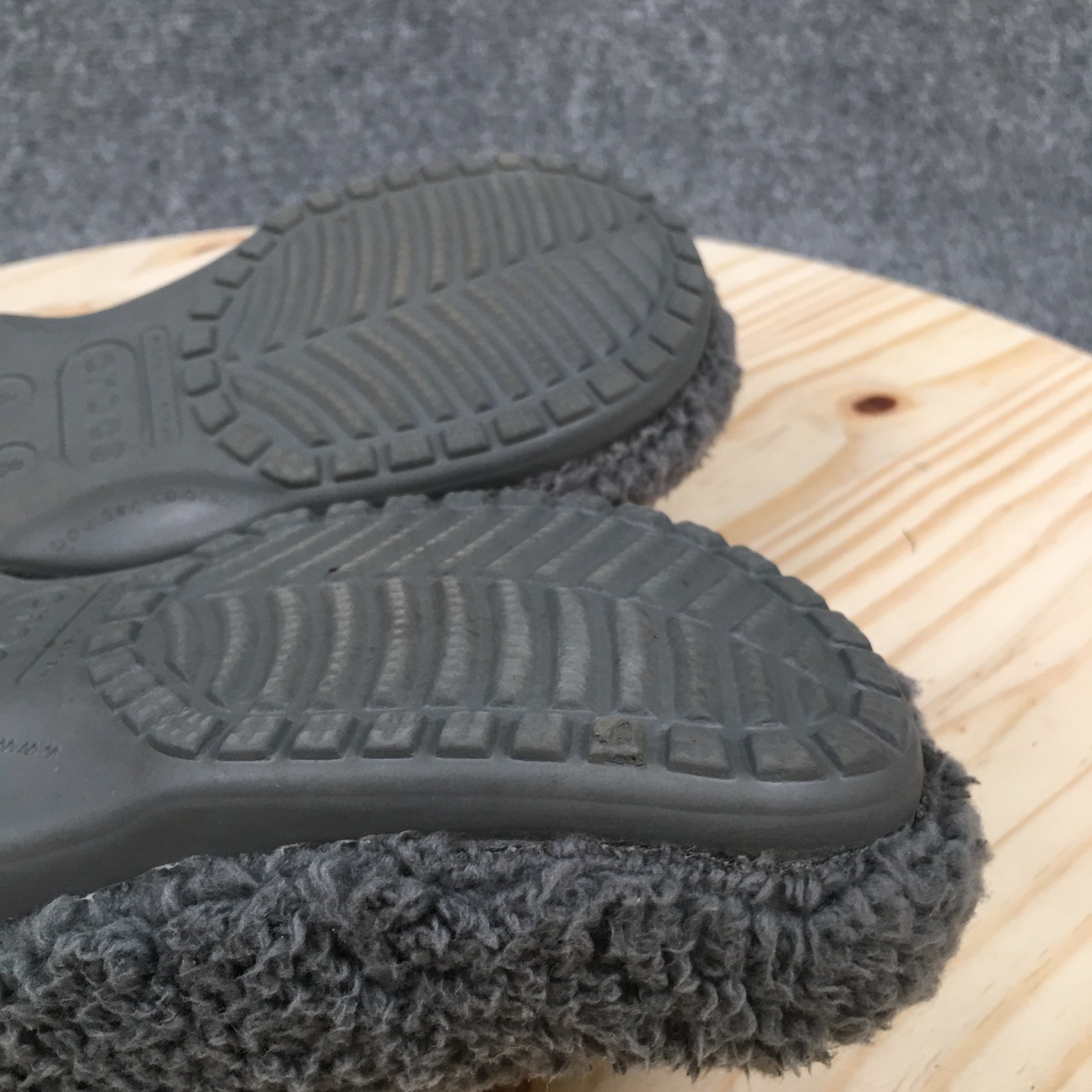 Crocs Shoes Mens 4 Womens 6 Classic Fuzz Mania Clog Gray Faux Fur Comfort Logo