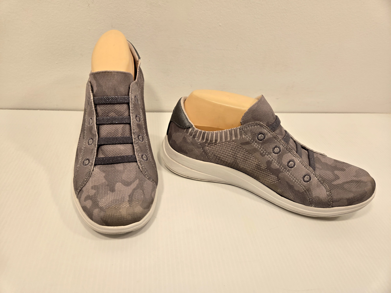 Nice! Womens Stretchy BZEES GOLDEN KNIT Comfort Shoes – Size US 9 M