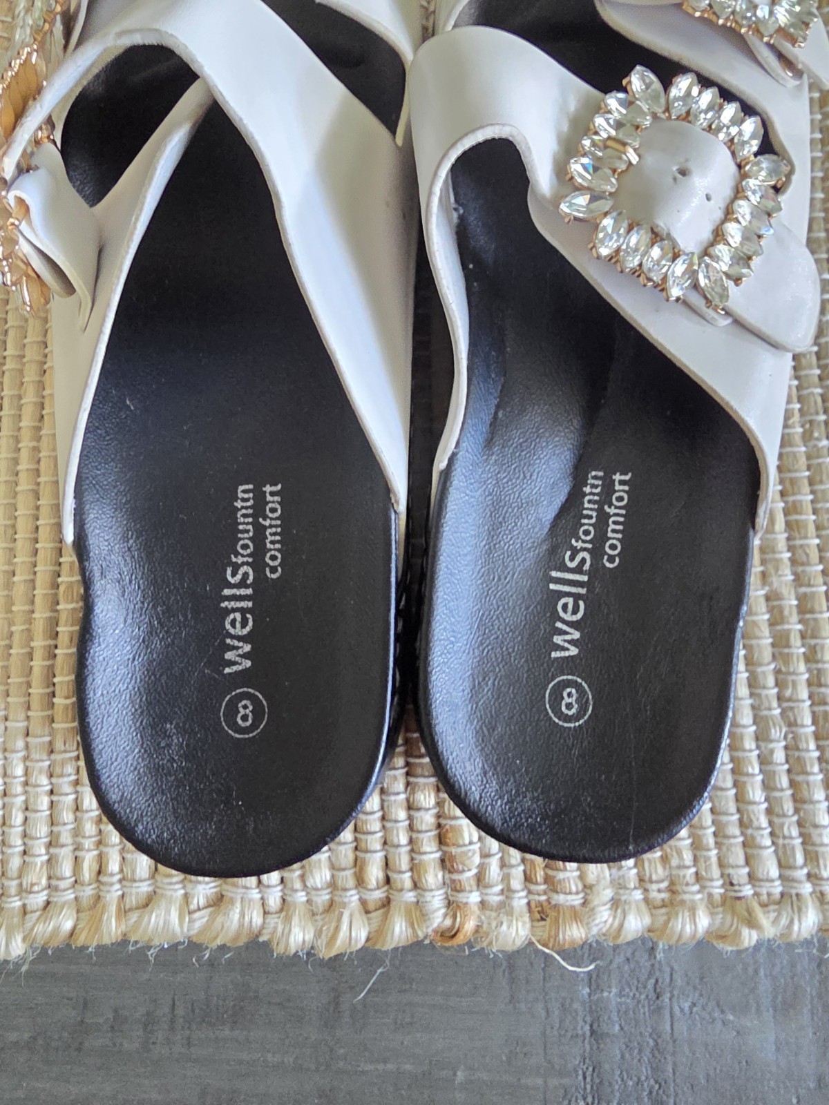 Wells Fountn Comfort Rhinestone Buckle White Platform Sandals Women’s Sz 8