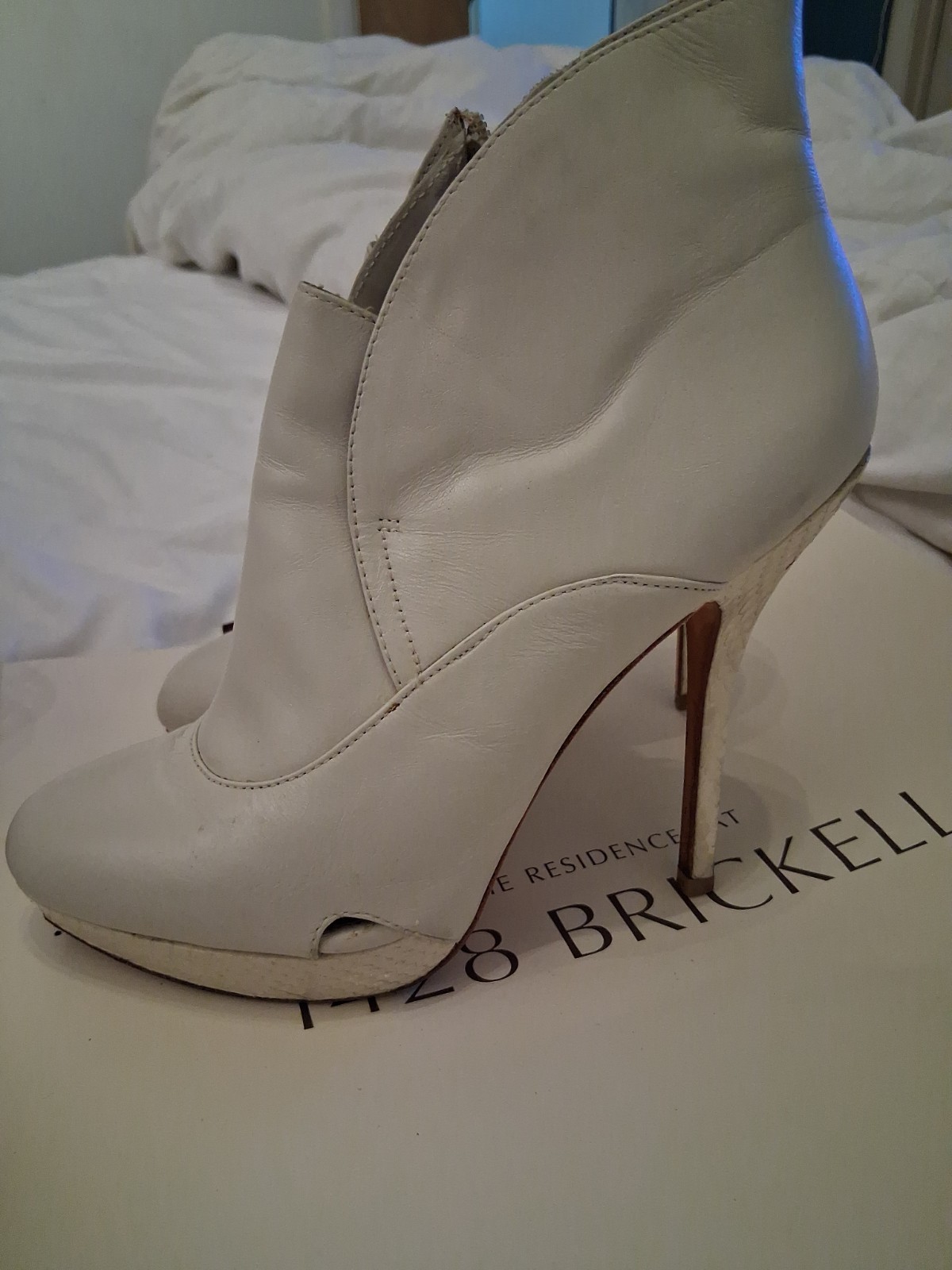 Charles David White Leather Ankle Bootie Pointed Toe Stiletto Zip US 7.5 M