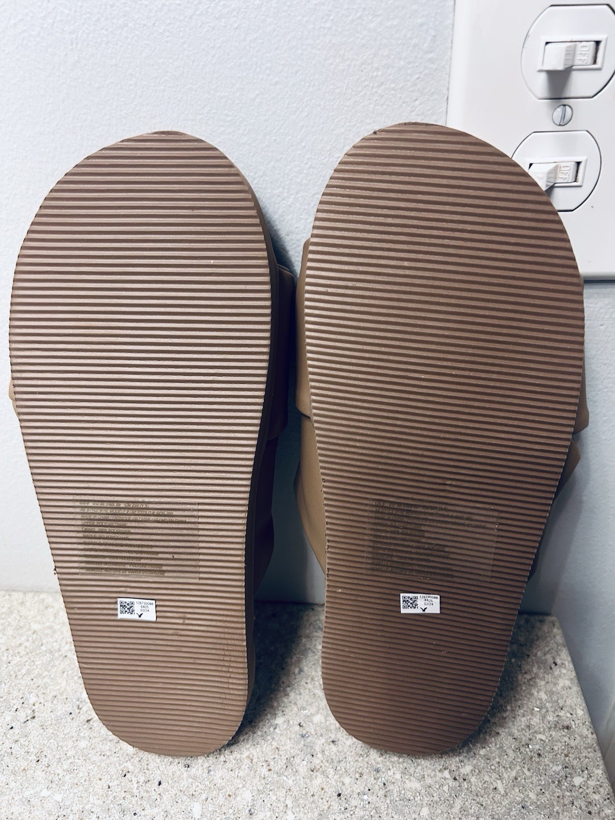 American Eagle Women’s Twist Slide Vegan Leather Sandal Beige Color Size 8 New