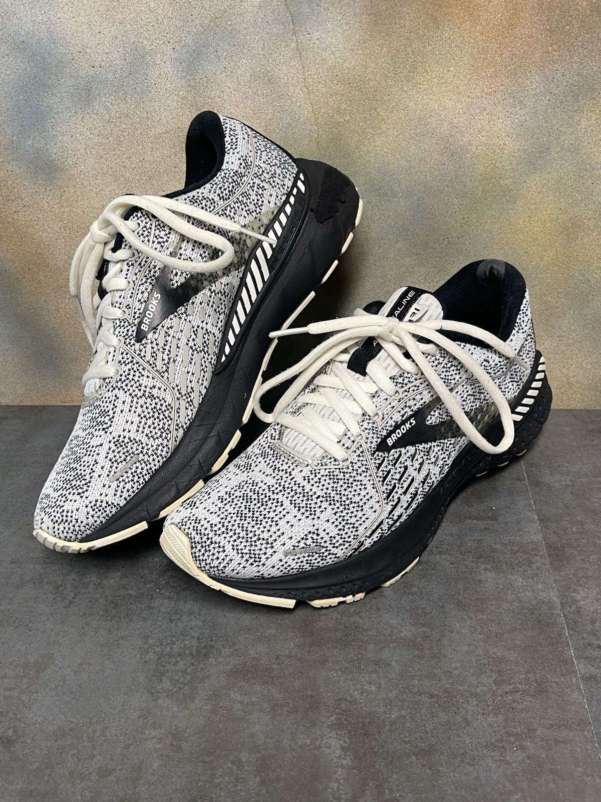Brooks Adrenaline GTS 21 Women’s White & Black Sneakers 1203291B135 Size 8B