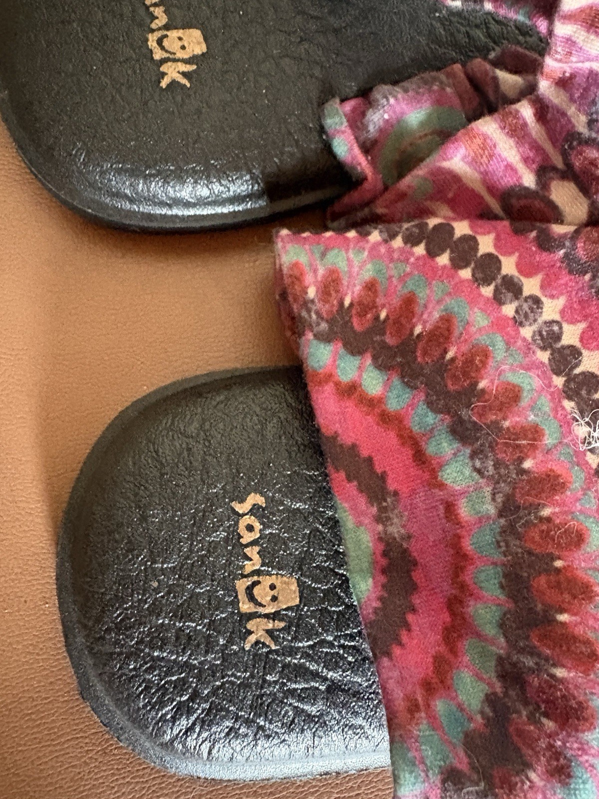 Sanuk Women’s Geometric Fabric Flip Flop Yoga Sandals Slip-On can fit sizes 6-9