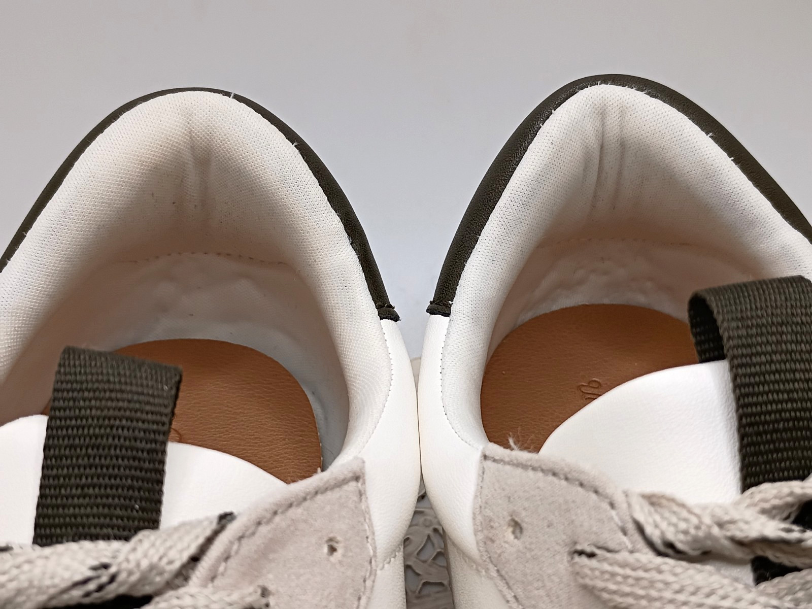 Universal Thread Women’s Size 9.5 Maria White / Gray /Brown Memory Foam Sneakers