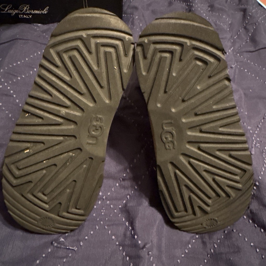 UGG kids US size 2 Beige Ankle Bootie Faux Fur Lined Slip-On Round Toe