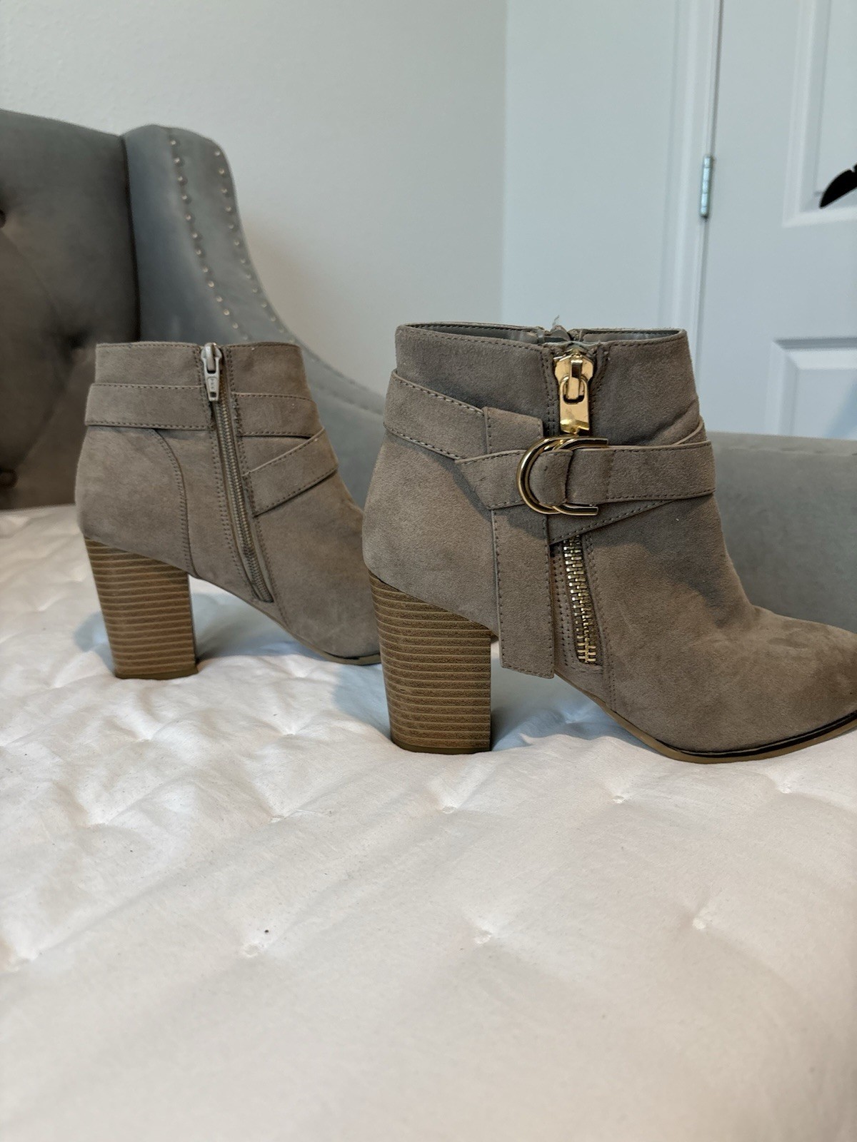 Apt. 9 Women’s Gray Faux Suede Ankle Boots US 8.5 Pointed Toe Zip Buckle