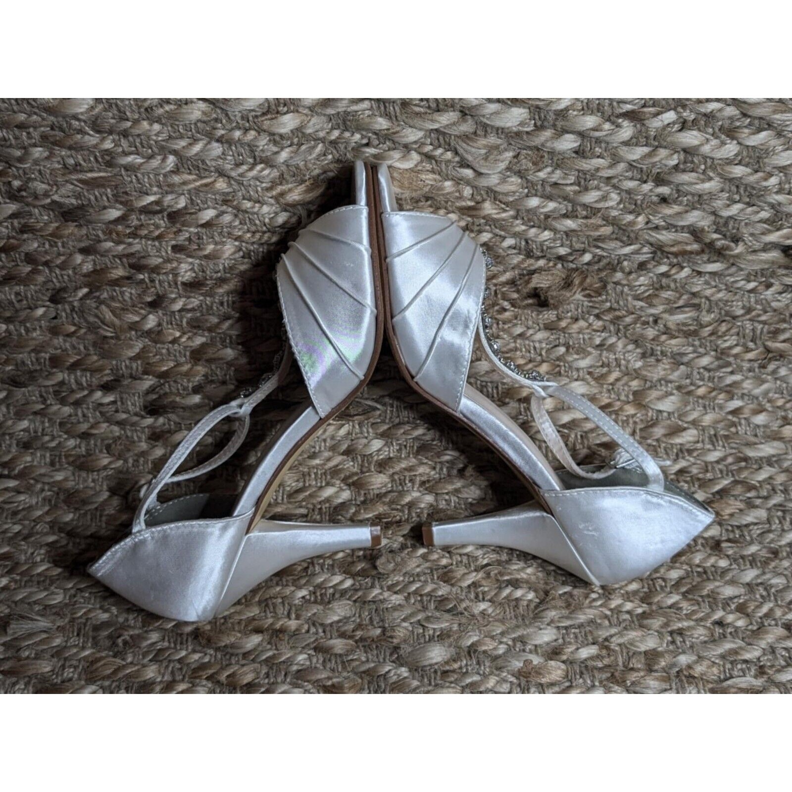 NEW Satin Dyeable White Heels David’s Bridal Size 7 -w- Diamond Embellishments