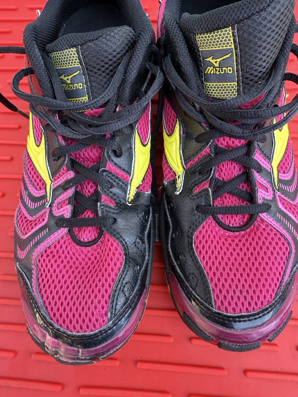 Mizuno Wave Bolt 2 Running Shoes Sneakers Womens Size 10 Lightweight Sneakers.