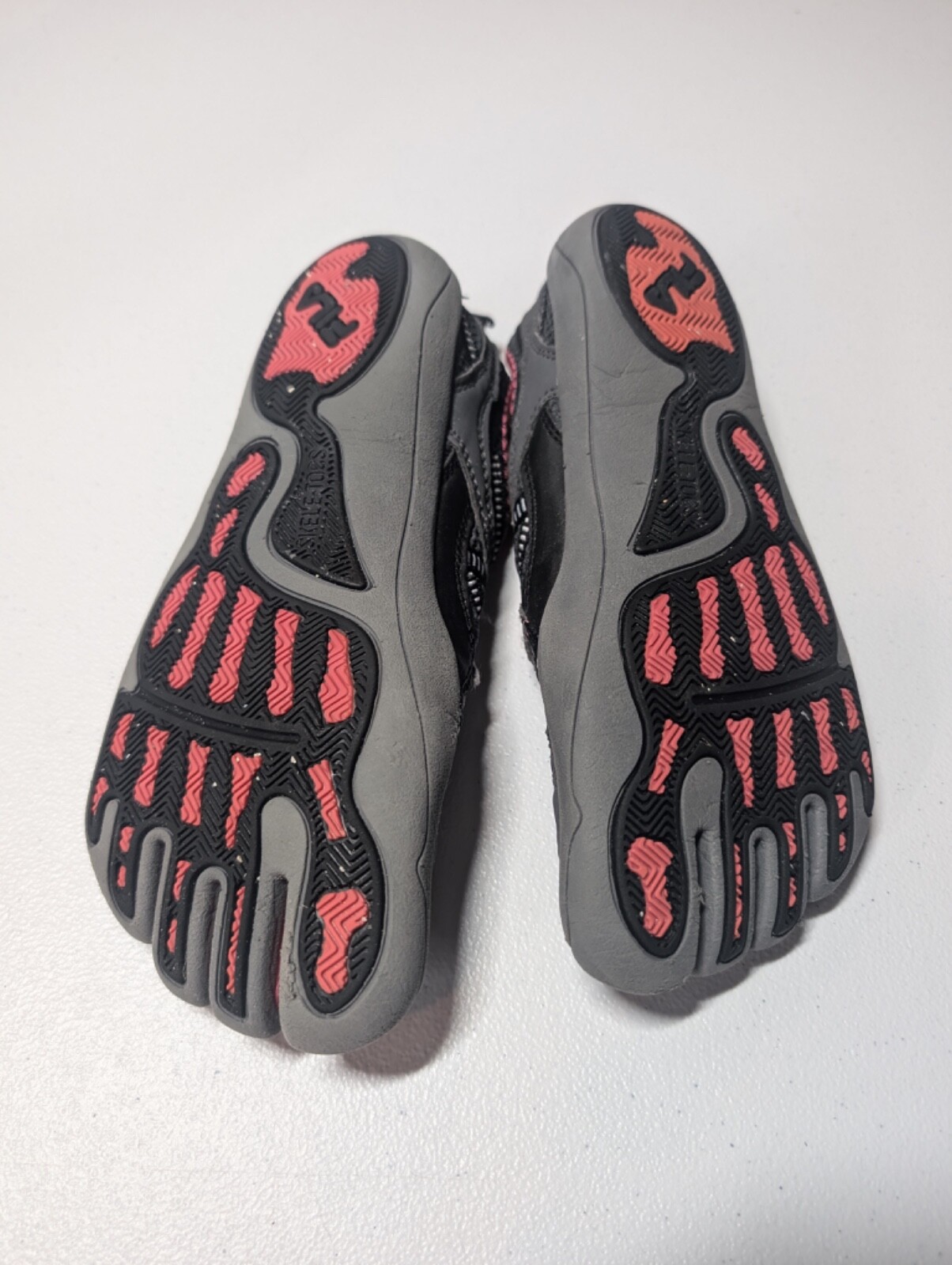 Fila Skeletoes Womens Barefoot Shoes Sz 6 Gray Pink Sneakers Running Beach Water