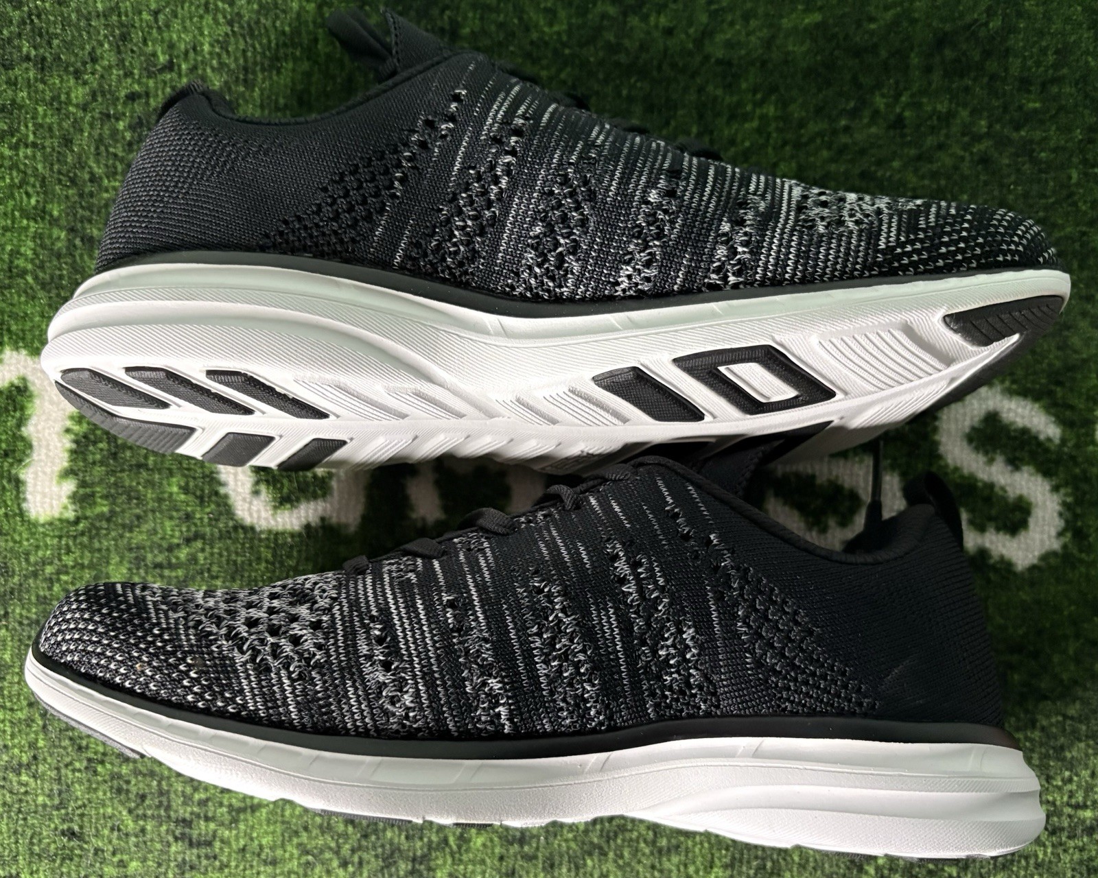 US Women’s 8.5 – APL Techloom Pro “Black/Faded White” New in Box, ALO Yoga