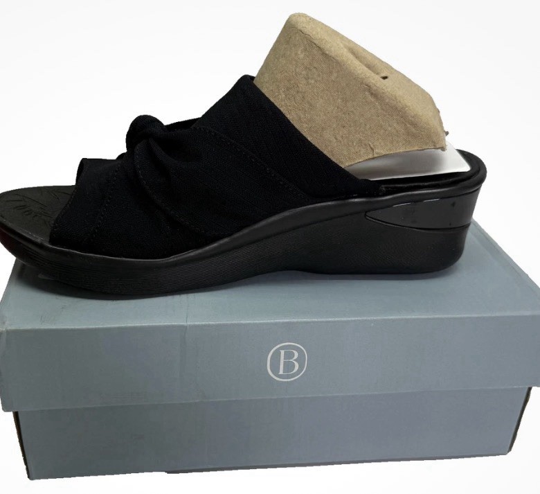 BZees Shoes Womens Size 11 X Wide Black Slip On Sandals Comfortable Retails $125