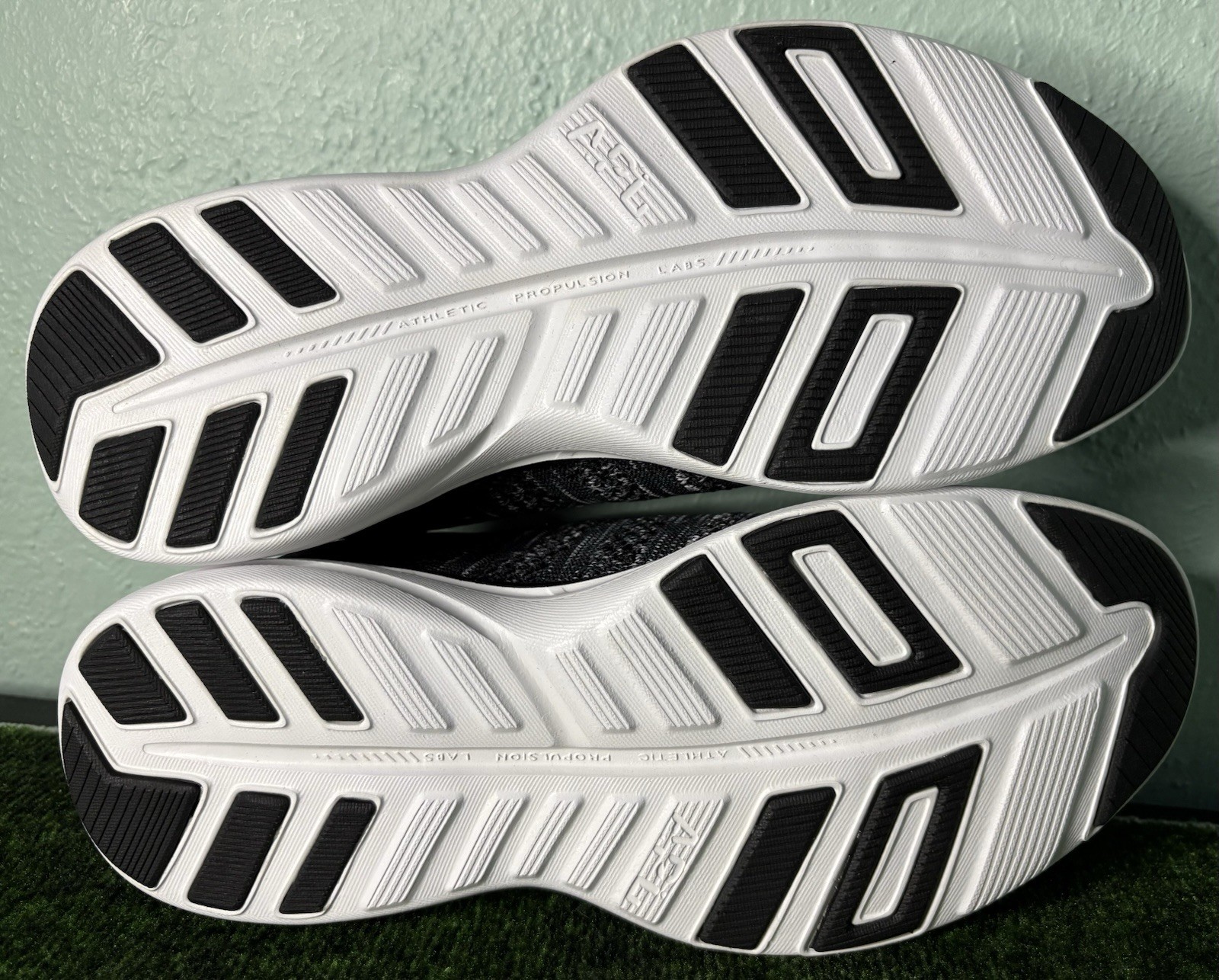 US Women’s 8.5 – APL Techloom Pro “Black/Faded White” New in Box, ALO Yoga