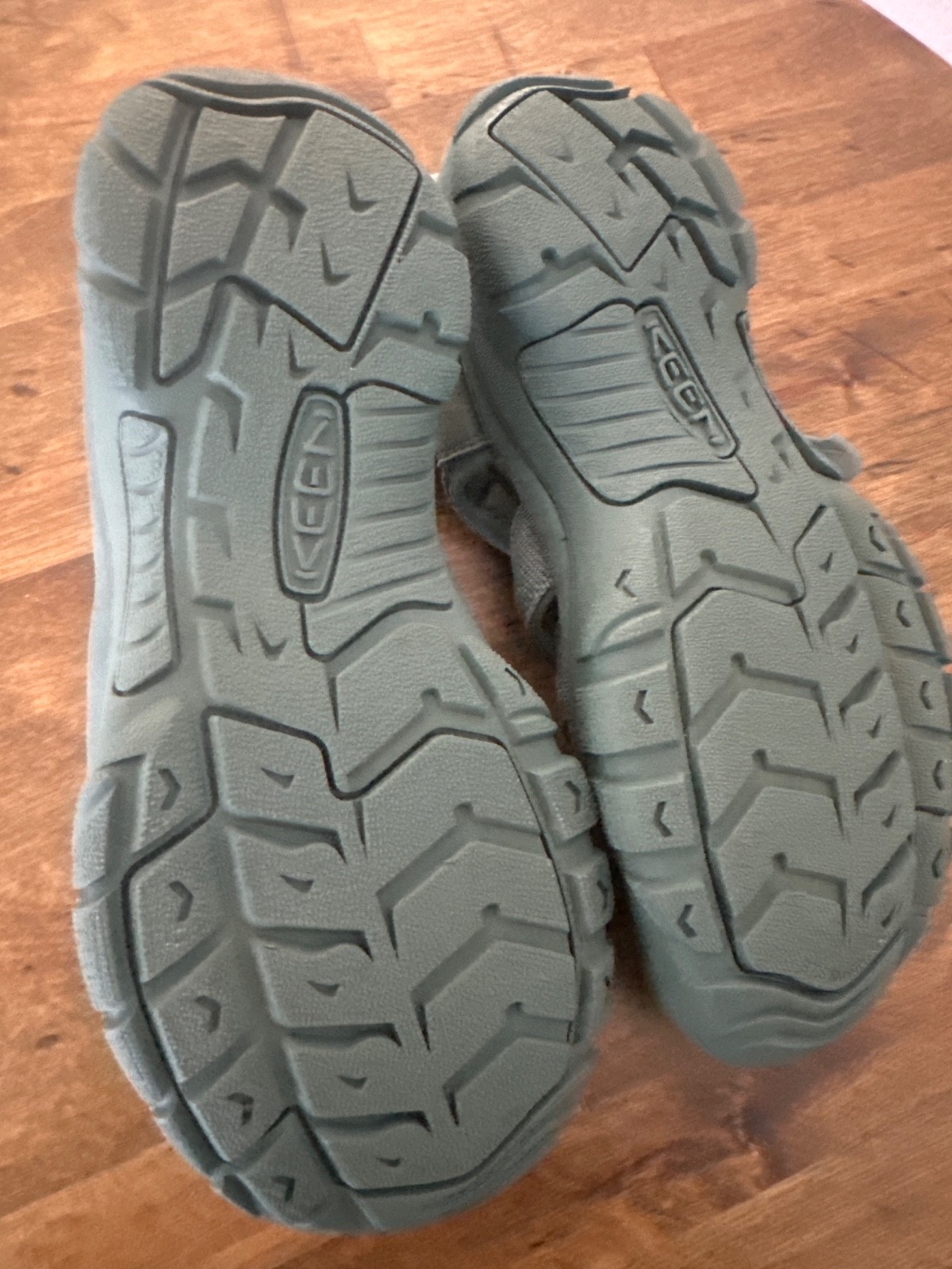 Keen Women’s Newport H2 Sport Monochrome Dark Forrest Green Sandals 9M UNWORN